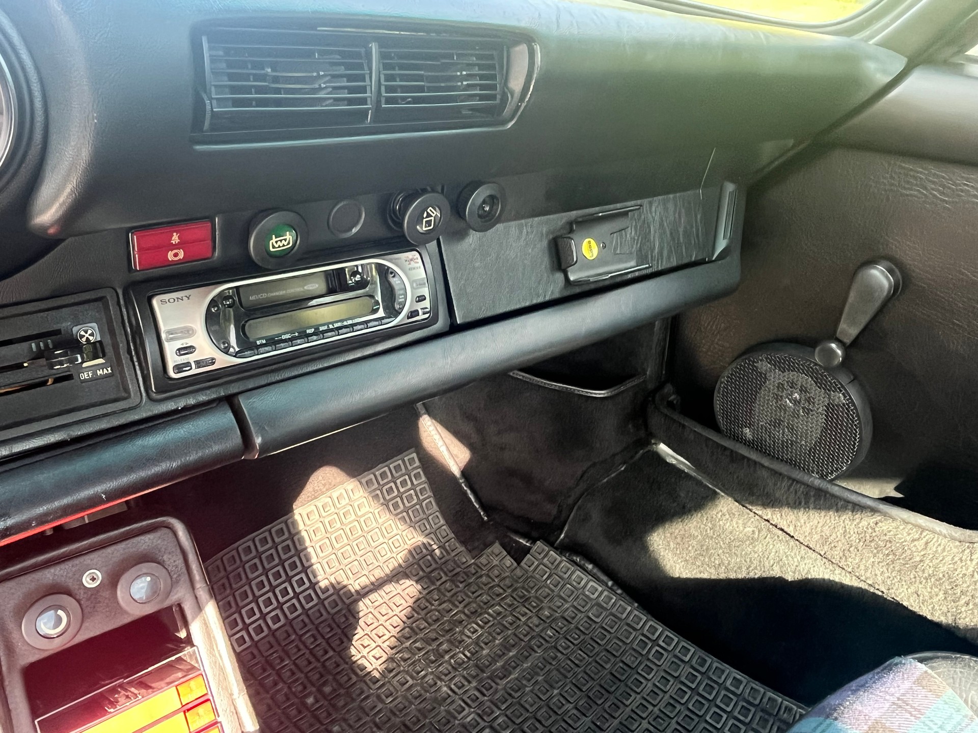 PORSCHE 911 SC 3.0-image-12