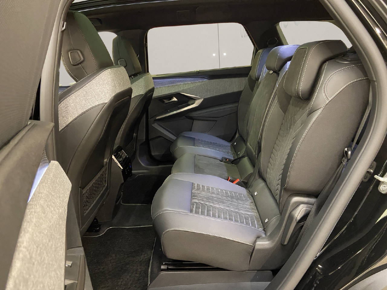 PEUGEOT 5008 1.6 PHEV GT-image-9