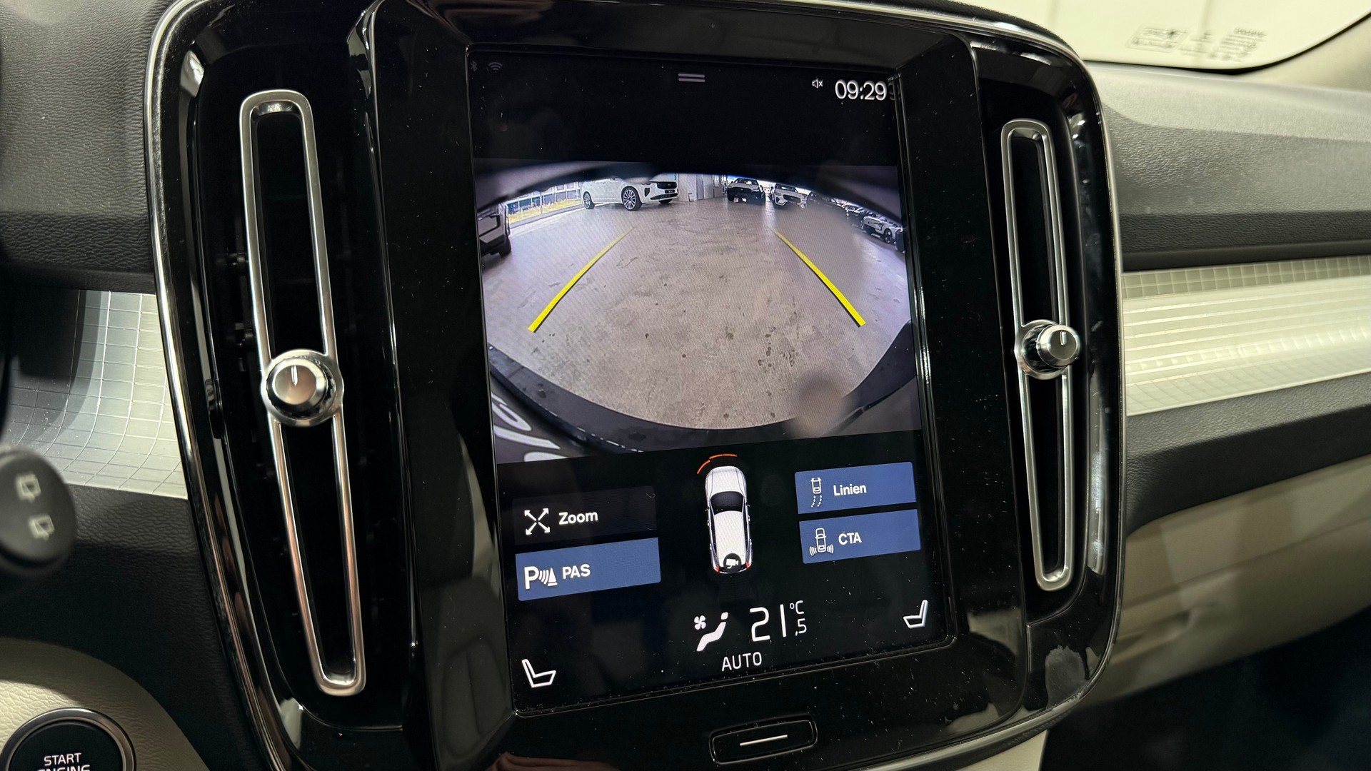 VOLVO XC40 2.0 D4 Momentum AWD-image-10