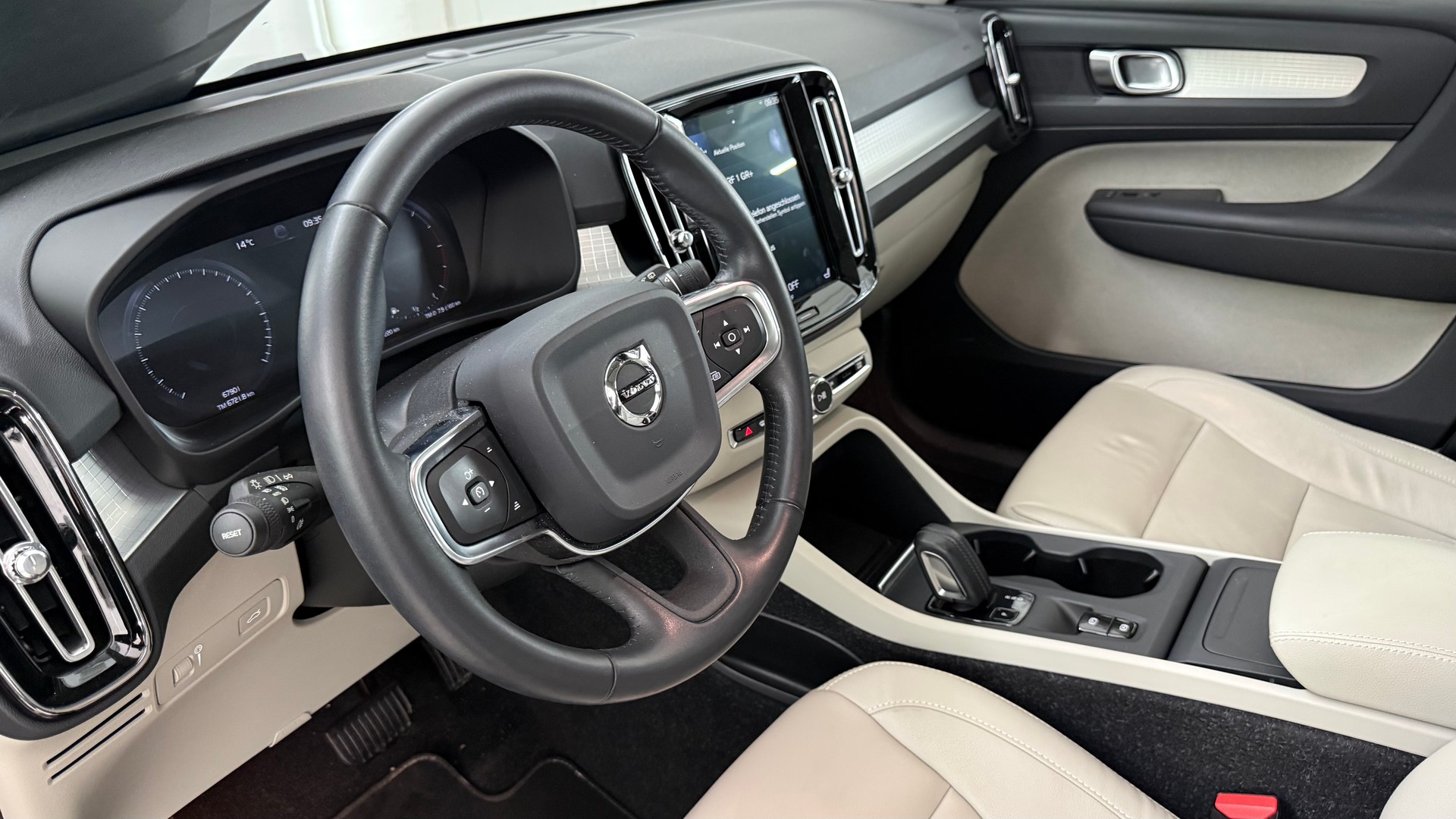 VOLVO XC40 2.0 D4 Momentum AWD-image-3