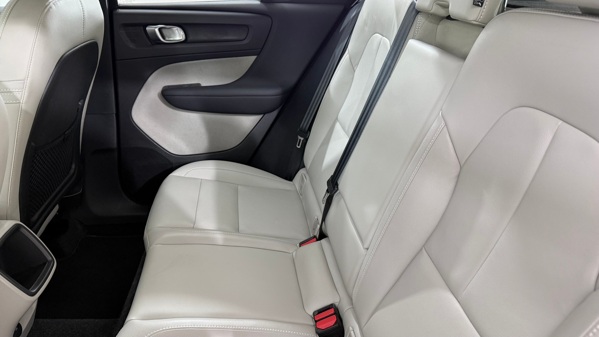 VOLVO XC40 2.0 D4 Momentum AWD-image-5