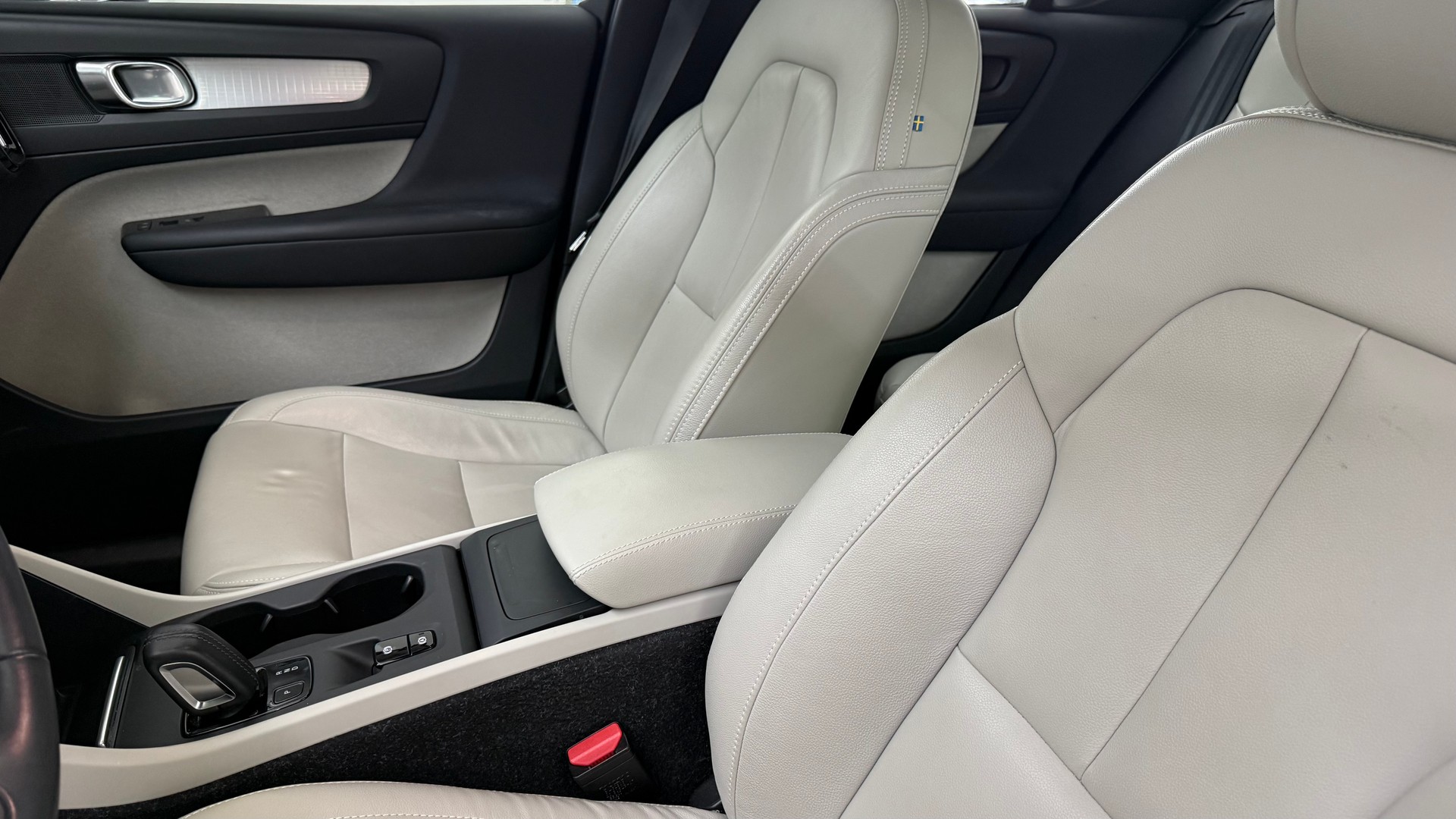 VOLVO XC40 2.0 D4 Momentum AWD-image-4
