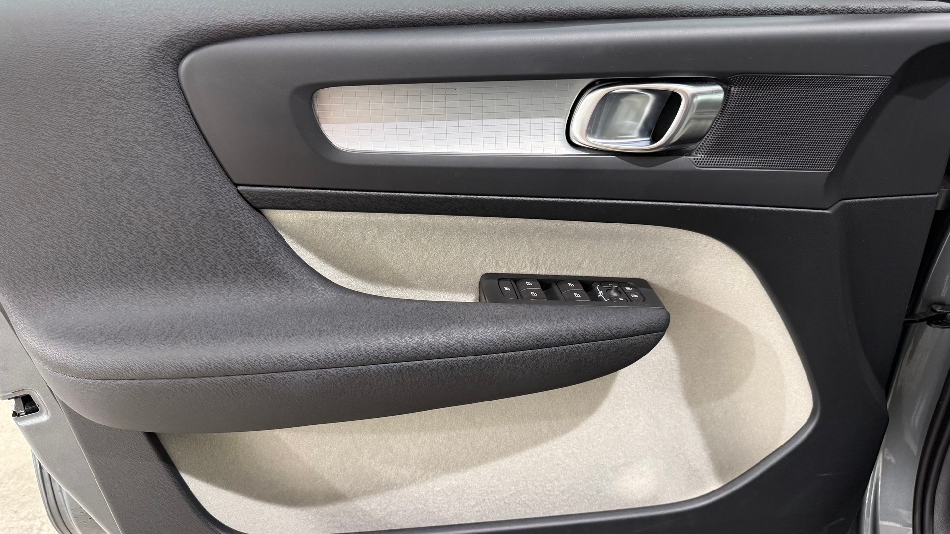 VOLVO XC40 2.0 D4 Momentum AWD-image-8