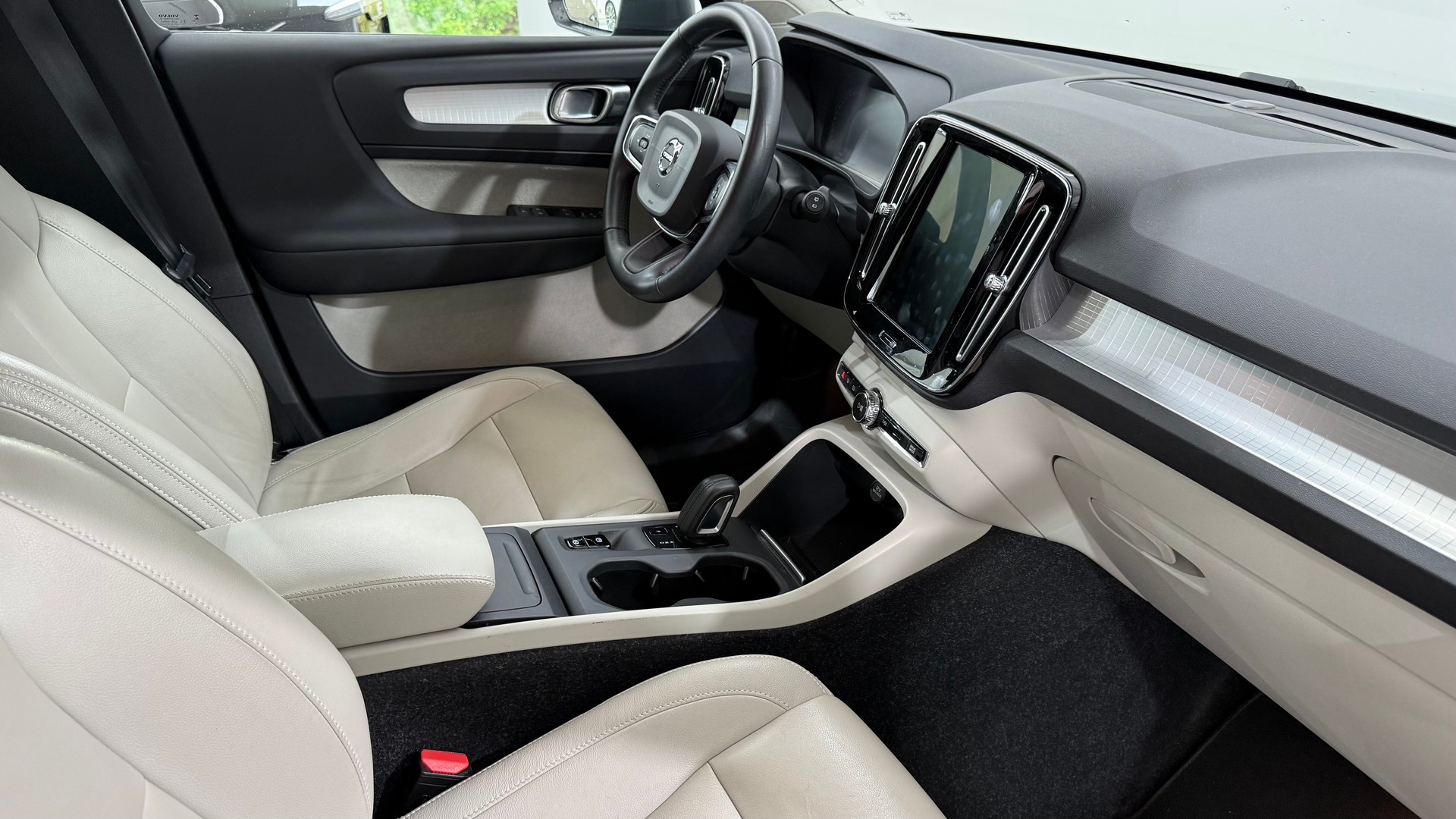 VOLVO XC40 2.0 D4 Momentum AWD-image-13