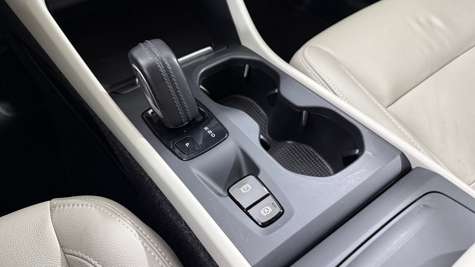 VOLVO XC40 2.0 D4 Momentum AWD-image-11