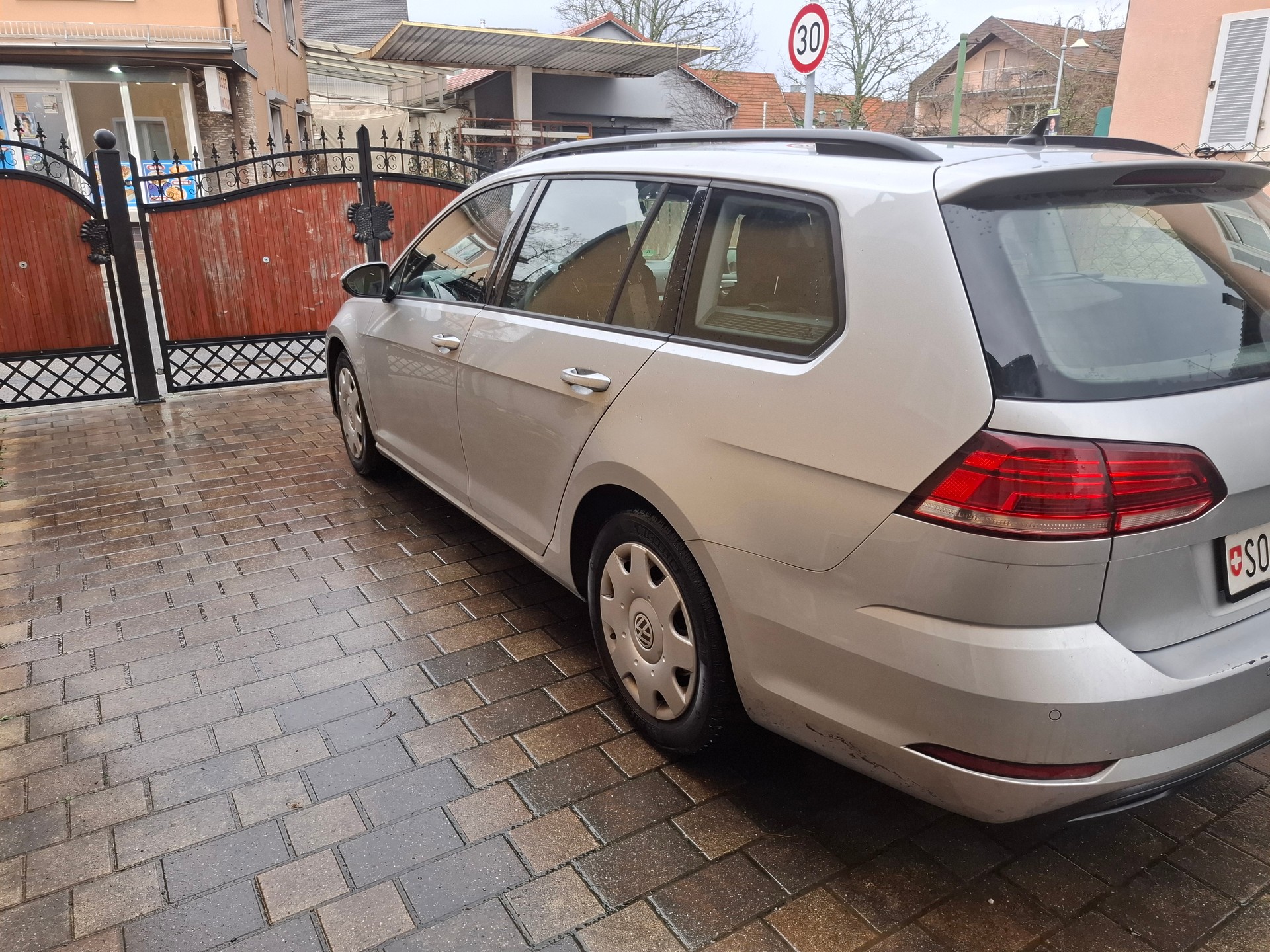 VW Golf VII 1.0 TSI Trendline-image-1