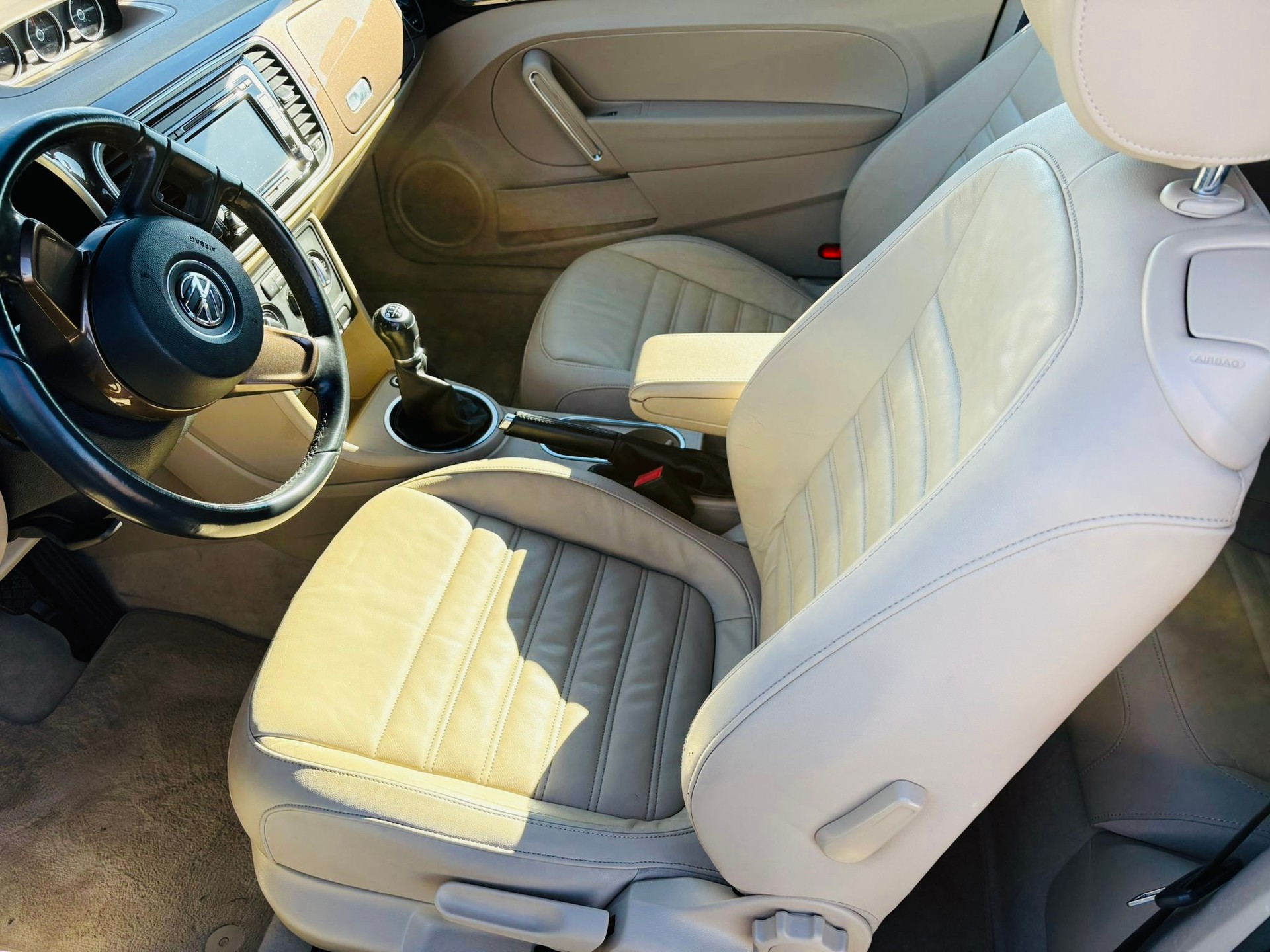 VW Beetle Cabrio 1.4 TSI Sport DSG-image-2