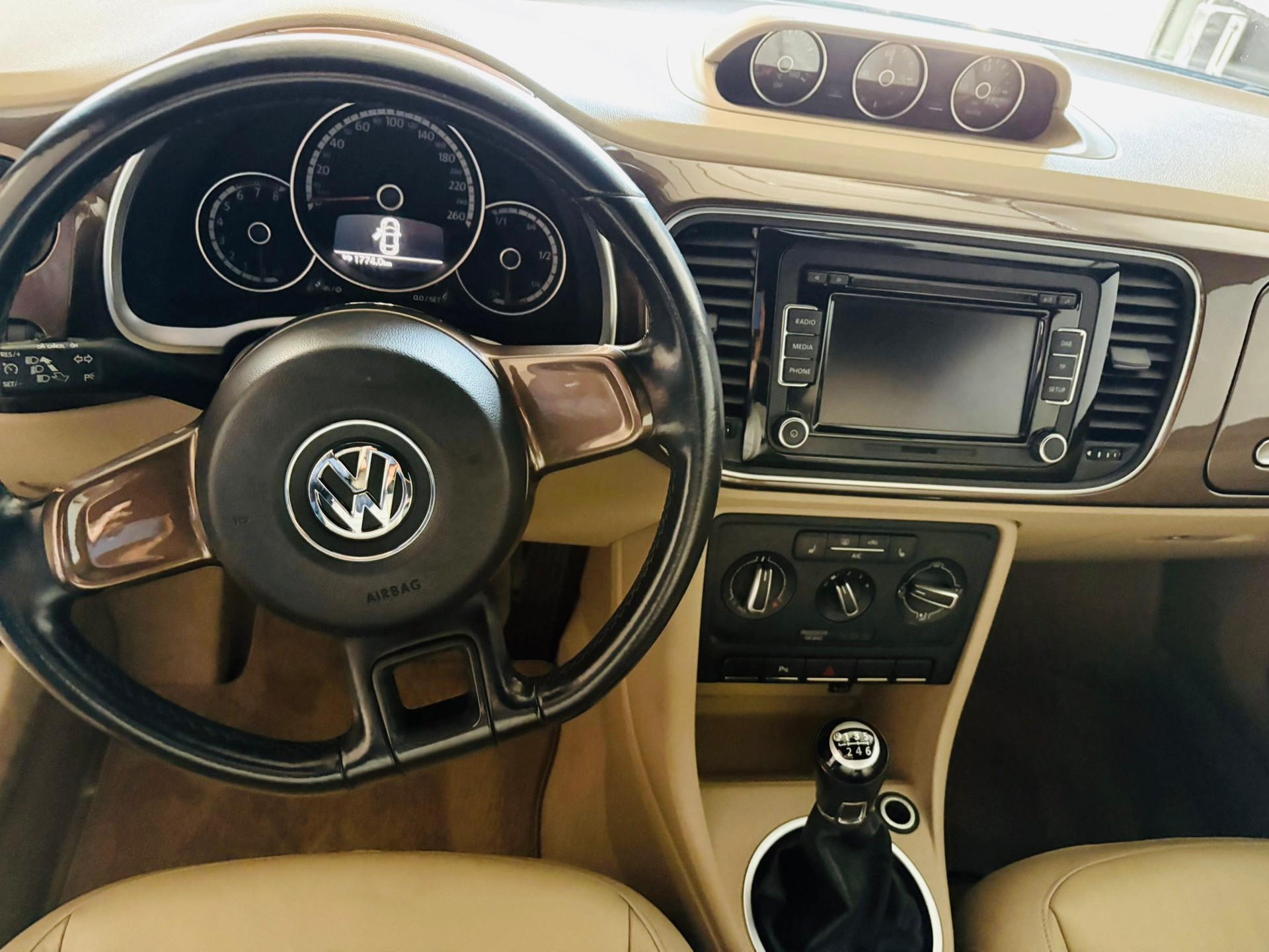 VW Beetle Cabrio 1.4 TSI Sport DSG-image-5