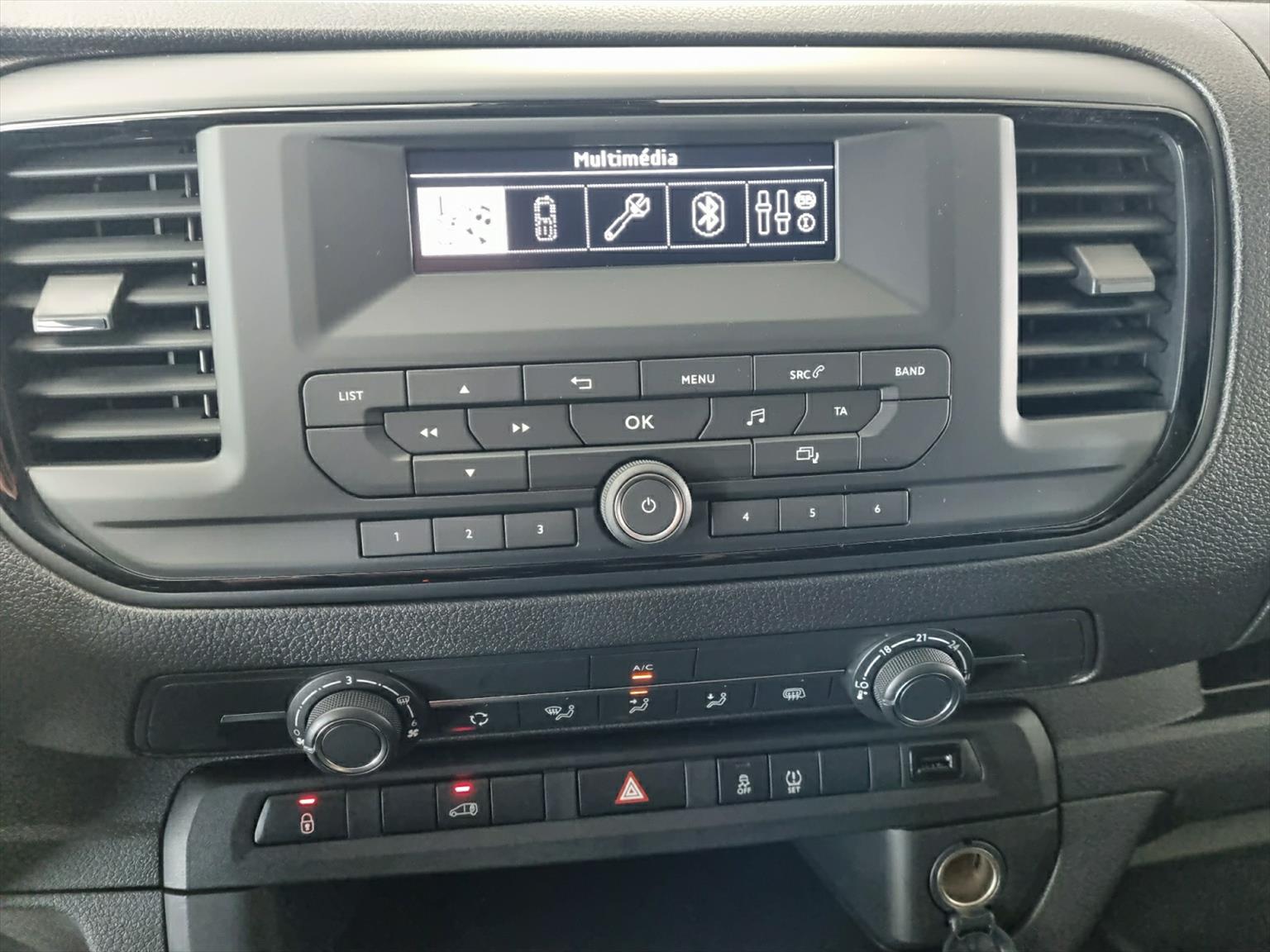 PEUGEOT e-Expert Premium 50KWh Long L3-image-9
