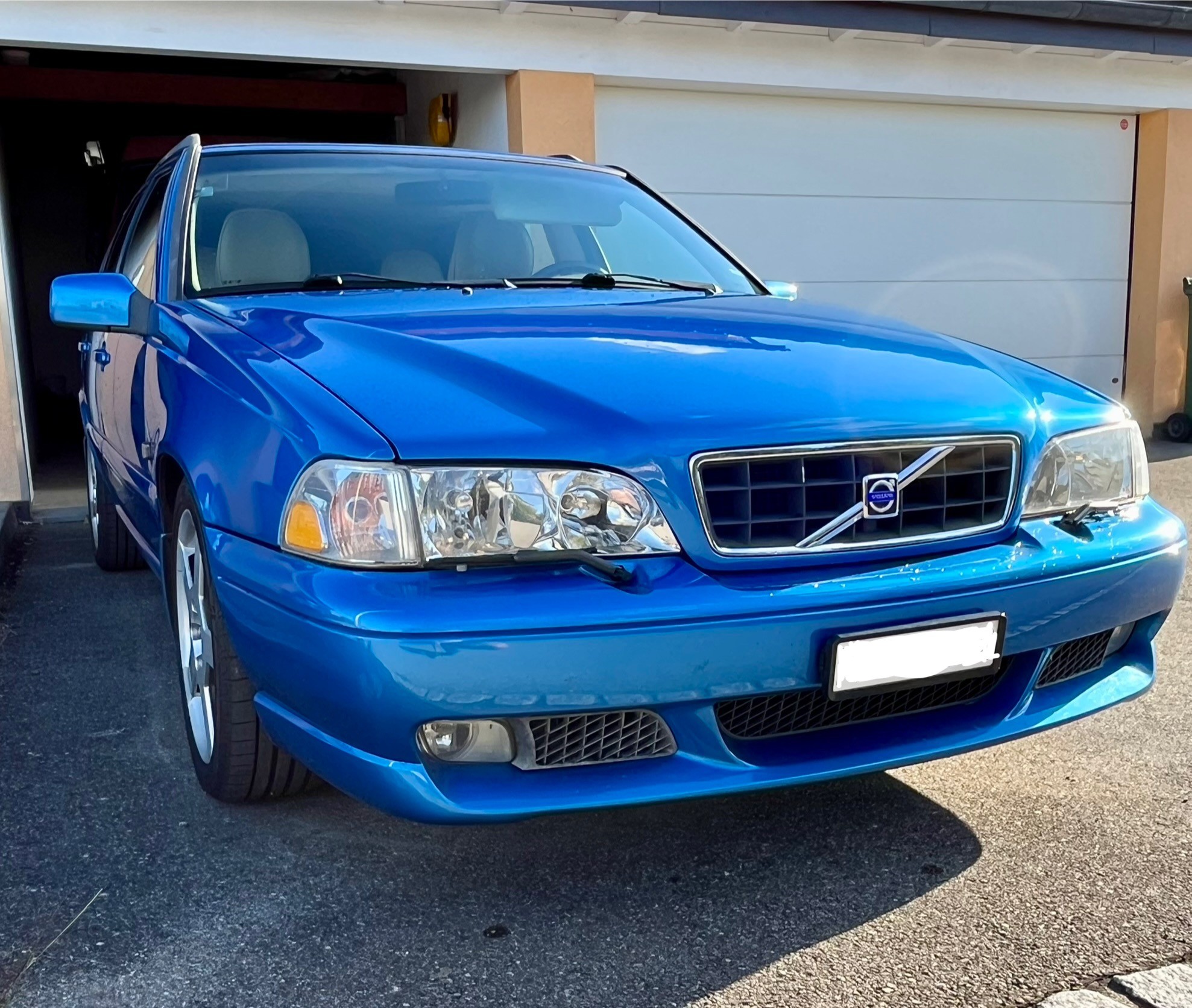 VOLVO V70 R AWD A — slika 1