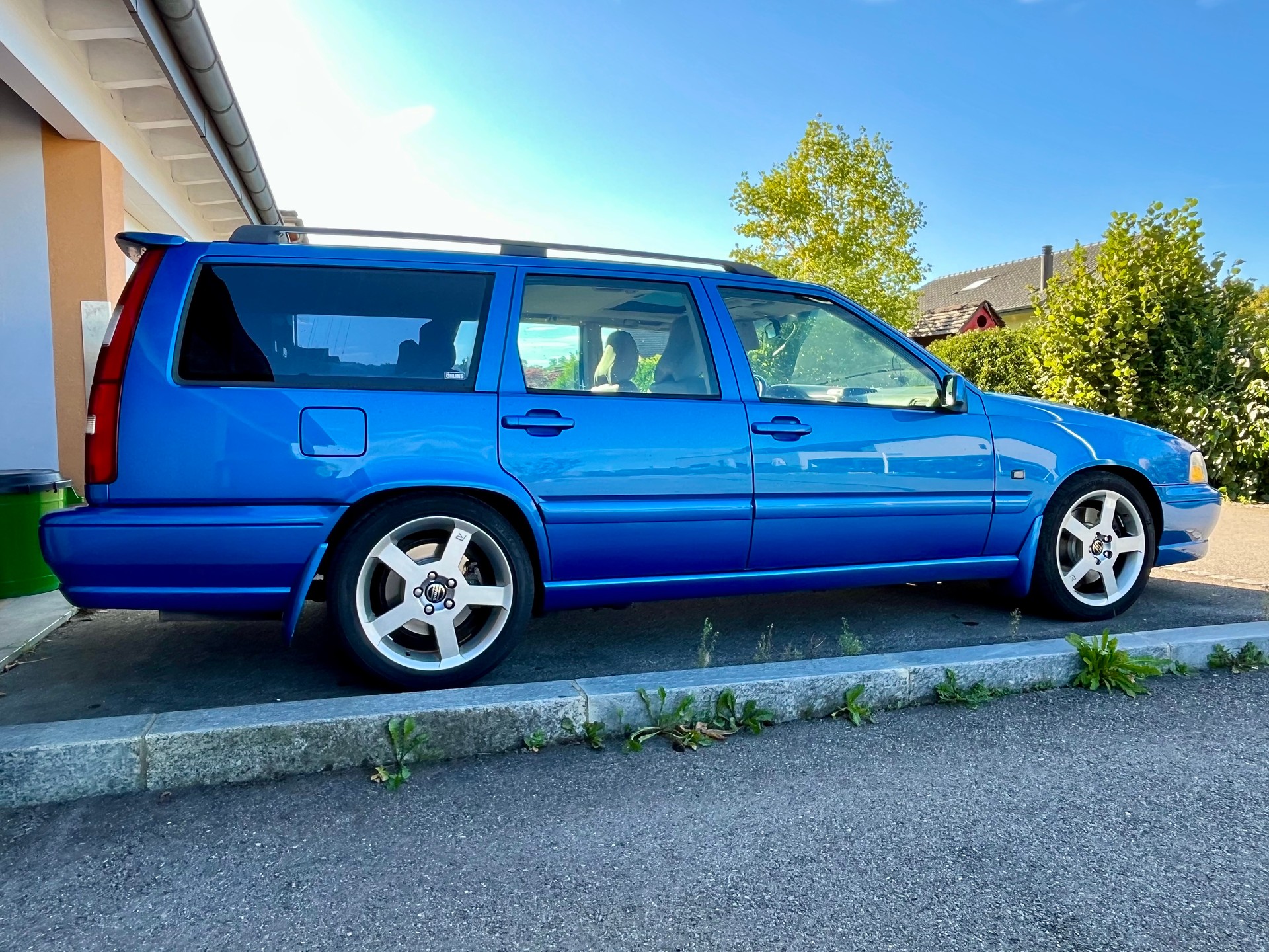 VOLVO V70 R AWD A-image-1