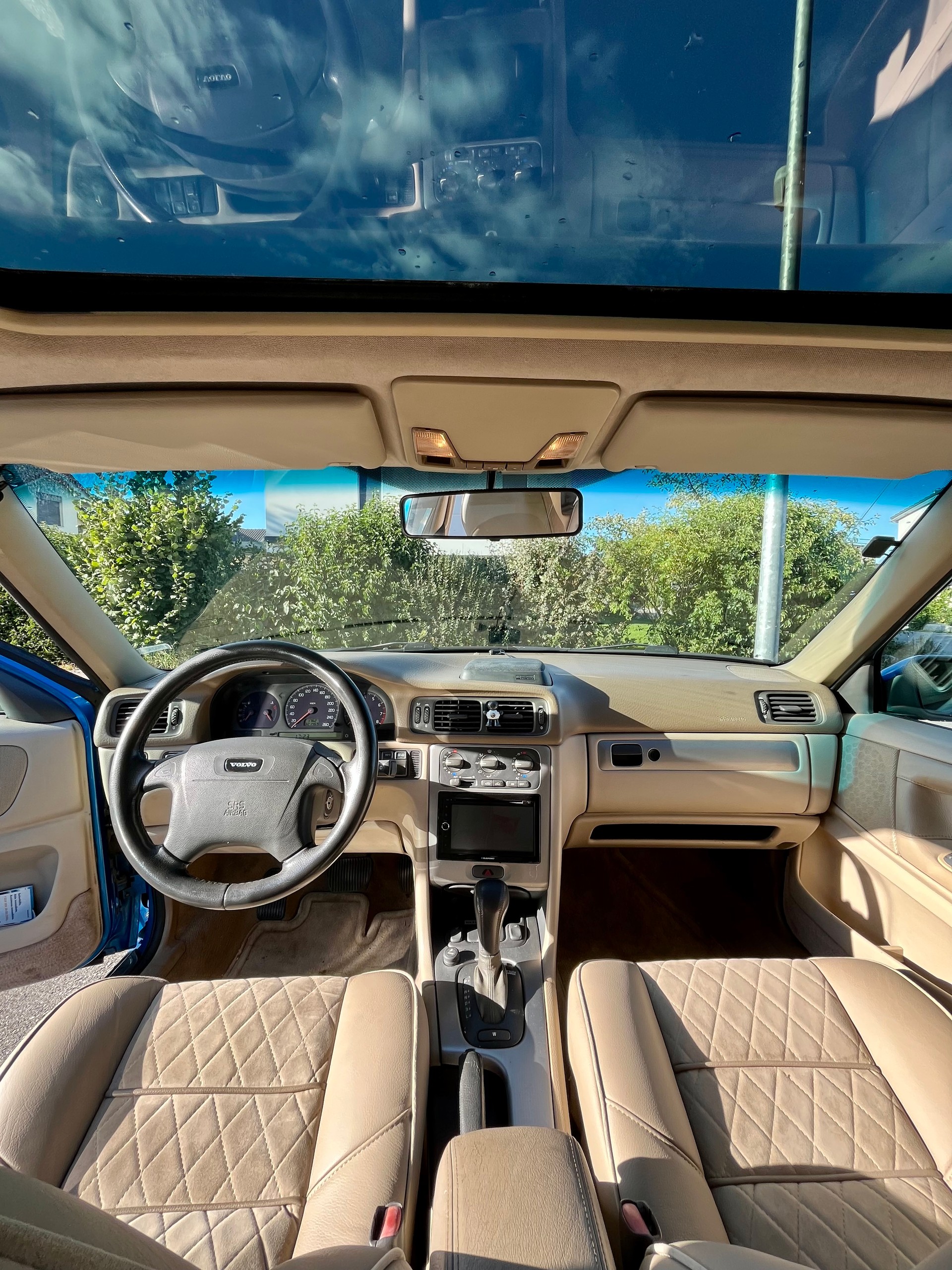 VOLVO V70 R AWD A-image-3