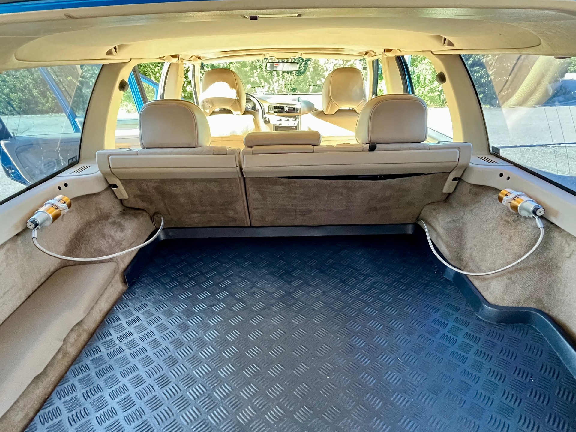 VOLVO V70 R AWD A-image-4
