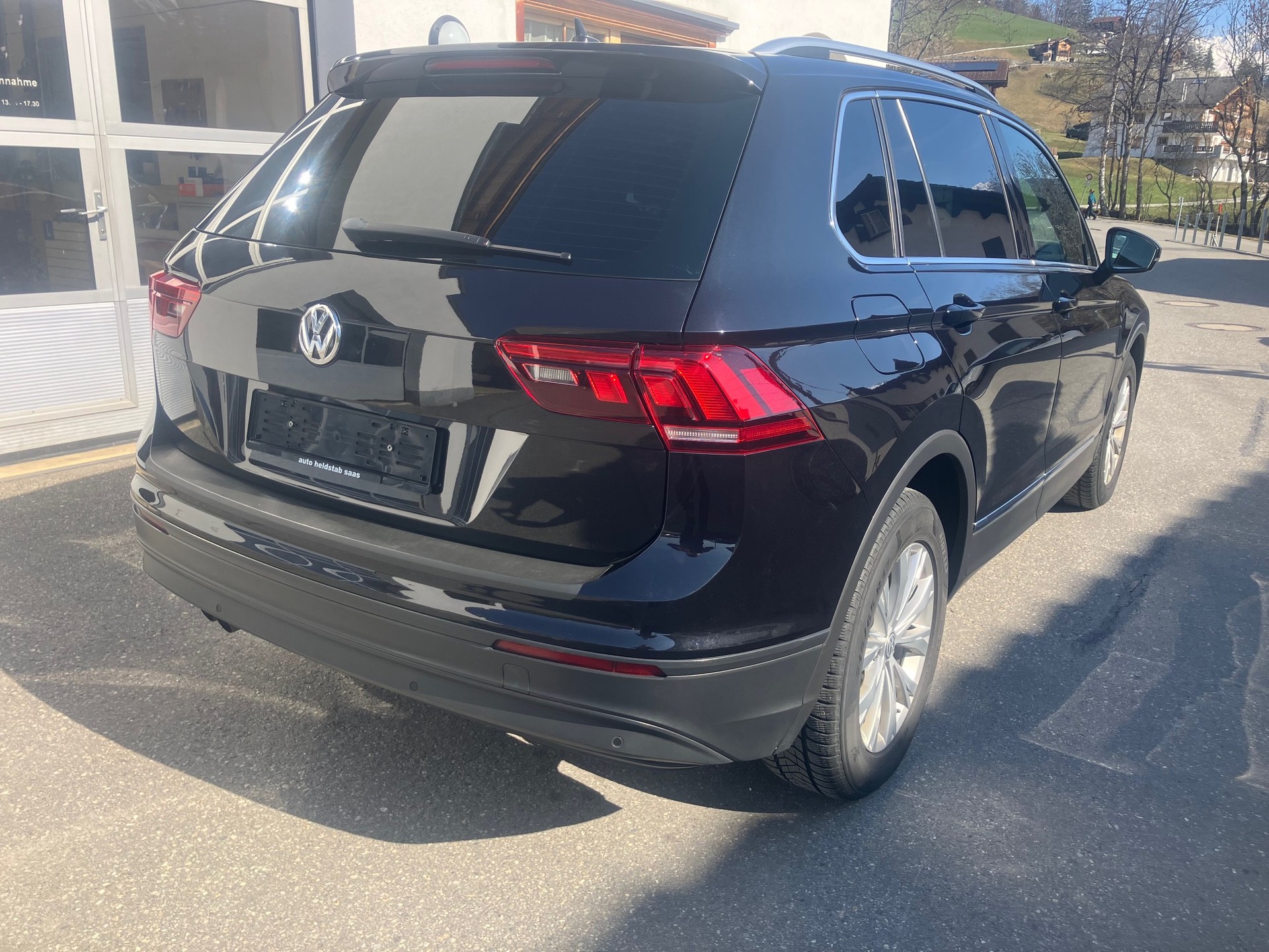 VW Tiguan 2.0 TDI SCR Comfortline 4Motion DSG-image-2