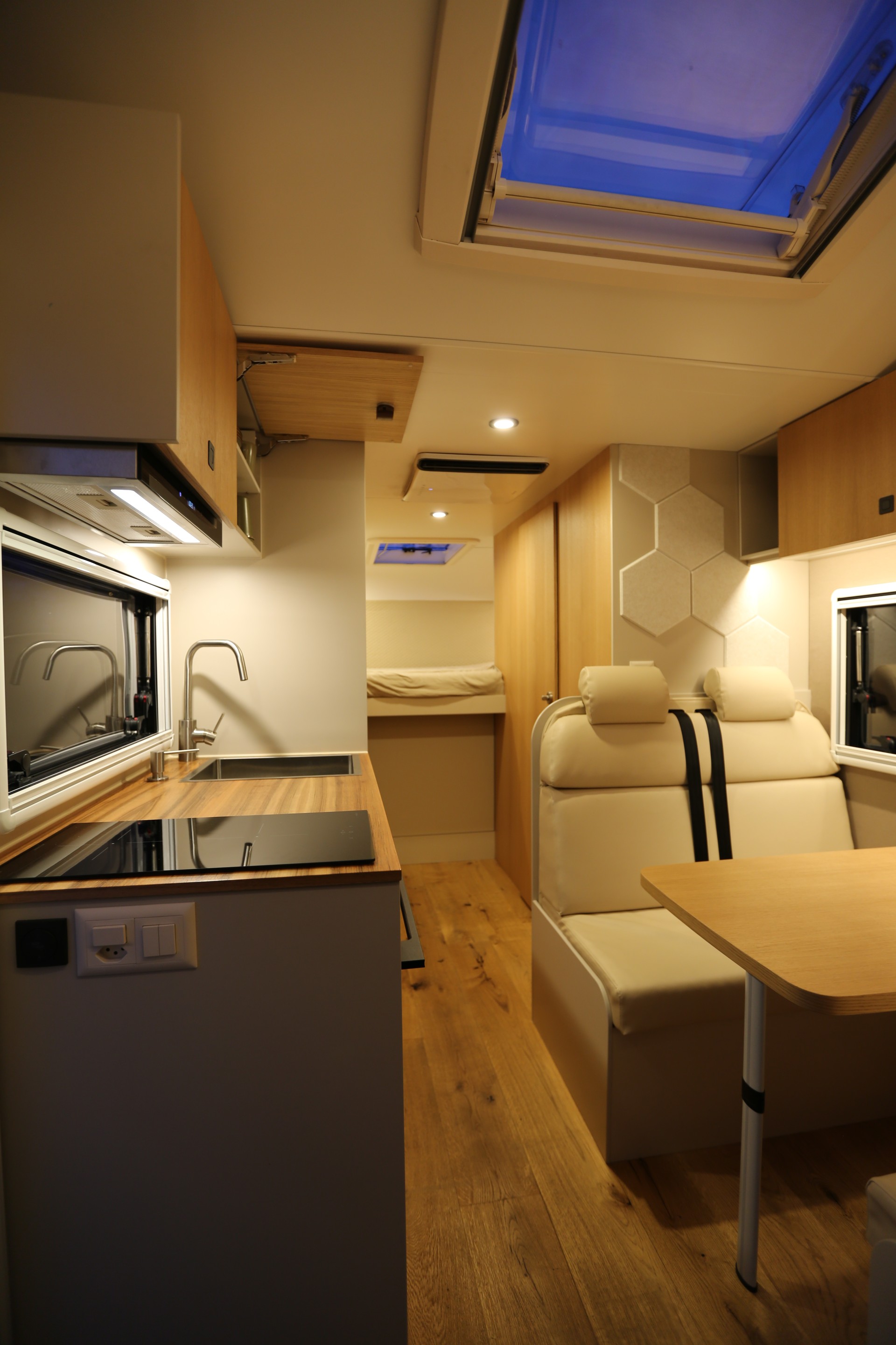 CARADO Einzigartiger autarker Camper-showroom-element-1