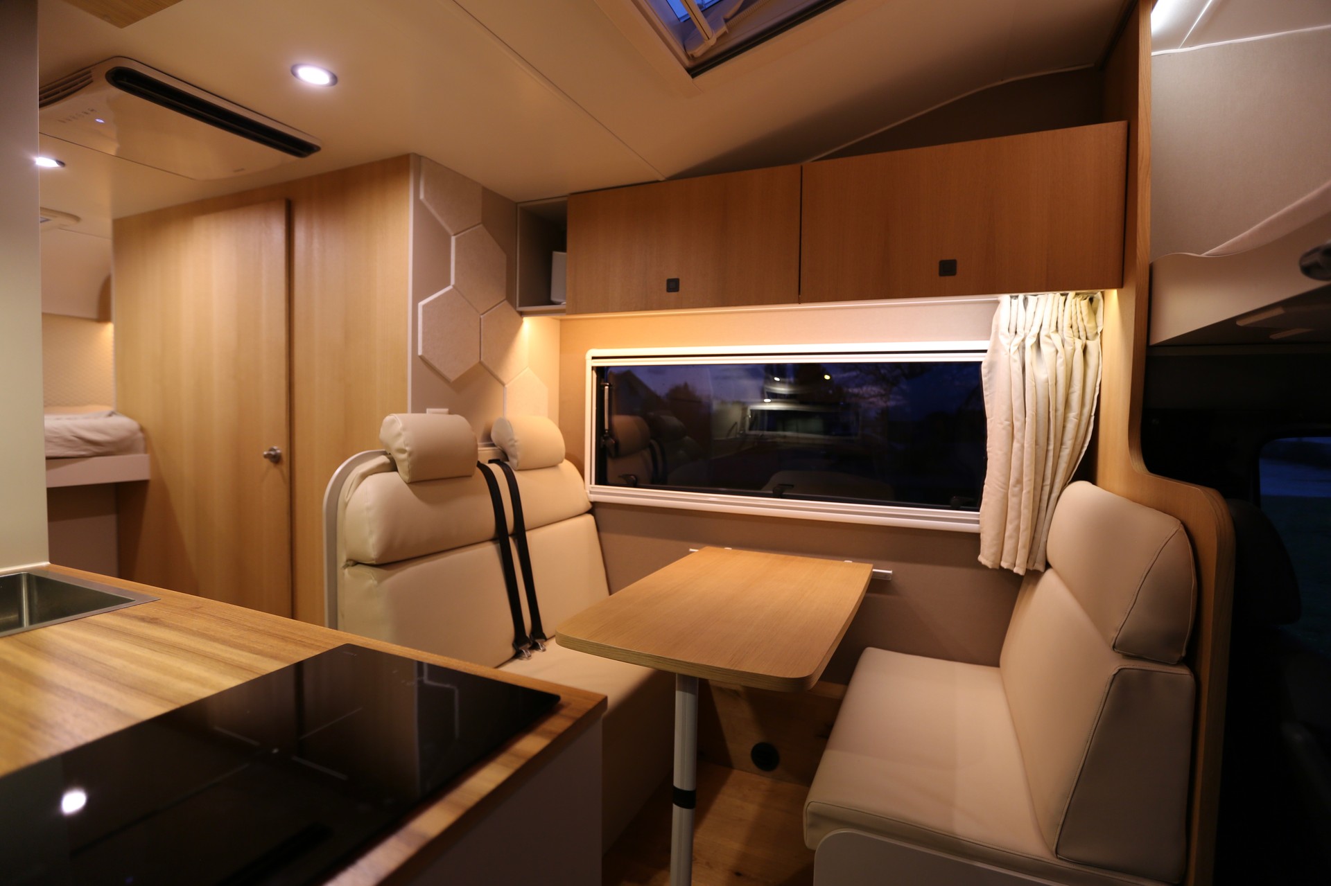 CARADO Einzigartiger autarker Camper-showroom-element-2