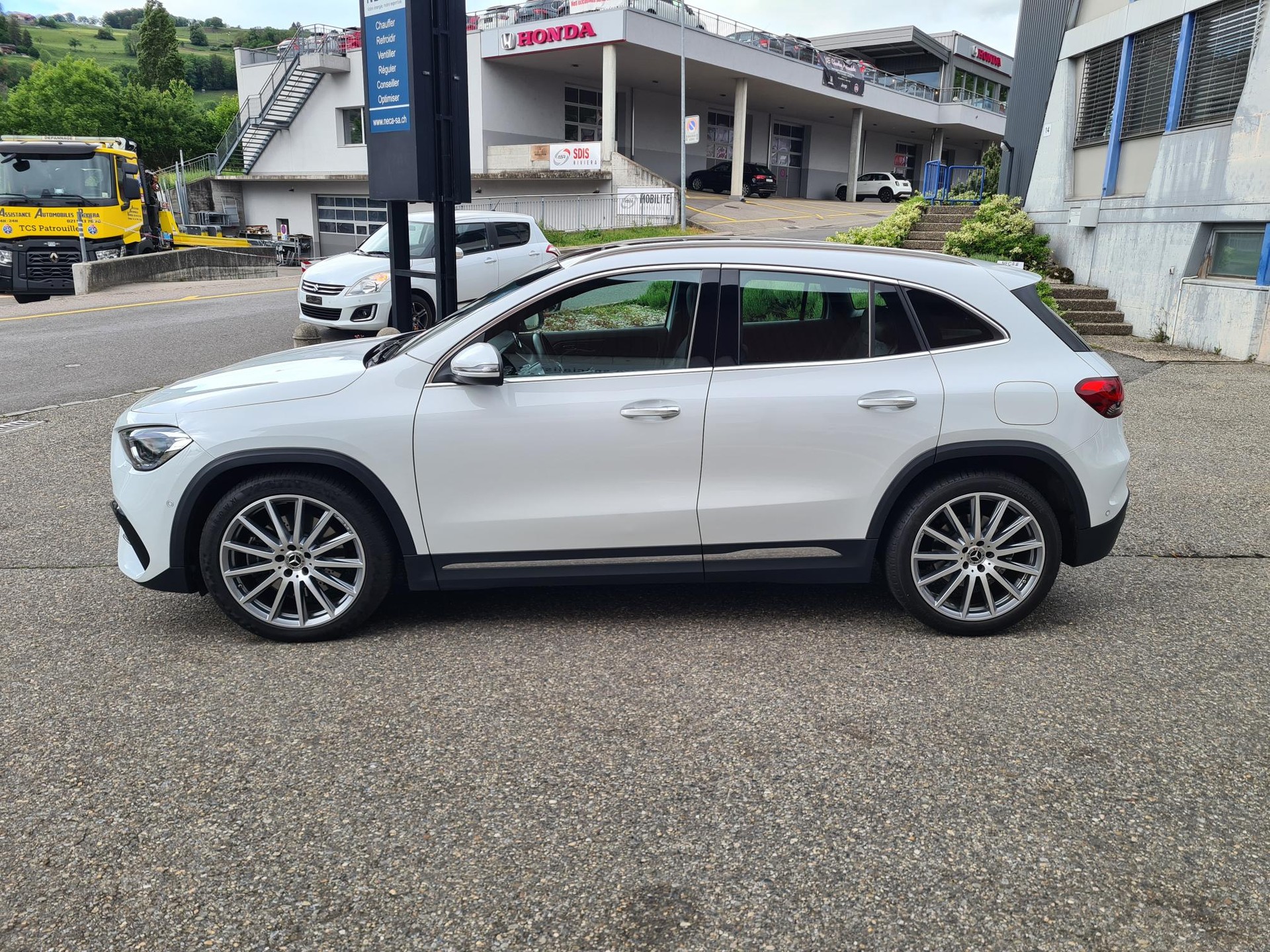 MERCEDES-BENZ GLA 250 4Matic AMG Line 8G-DCT-image-2
