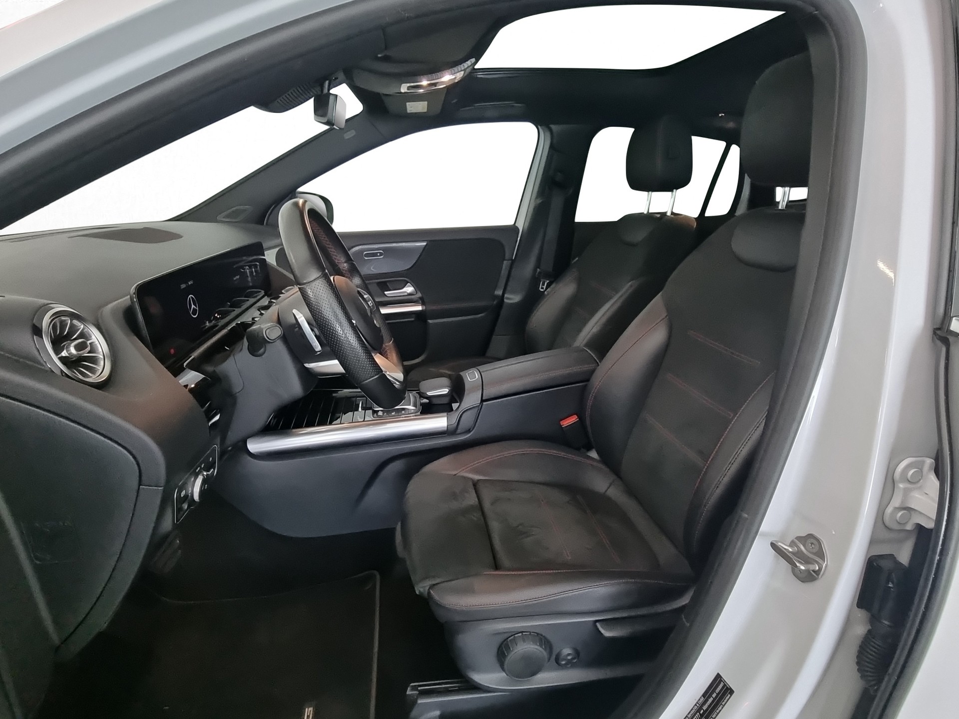 MERCEDES-BENZ GLA 250 AMG-Line 4Matic 8G-Speedshift DCT-image-5
