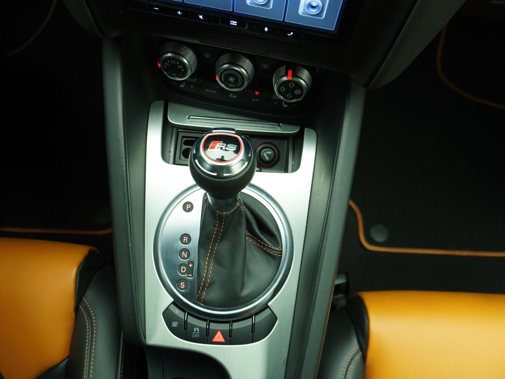 AUDI TT RS Roadster 2.5 TFSI quattro S-Tronic-image-12