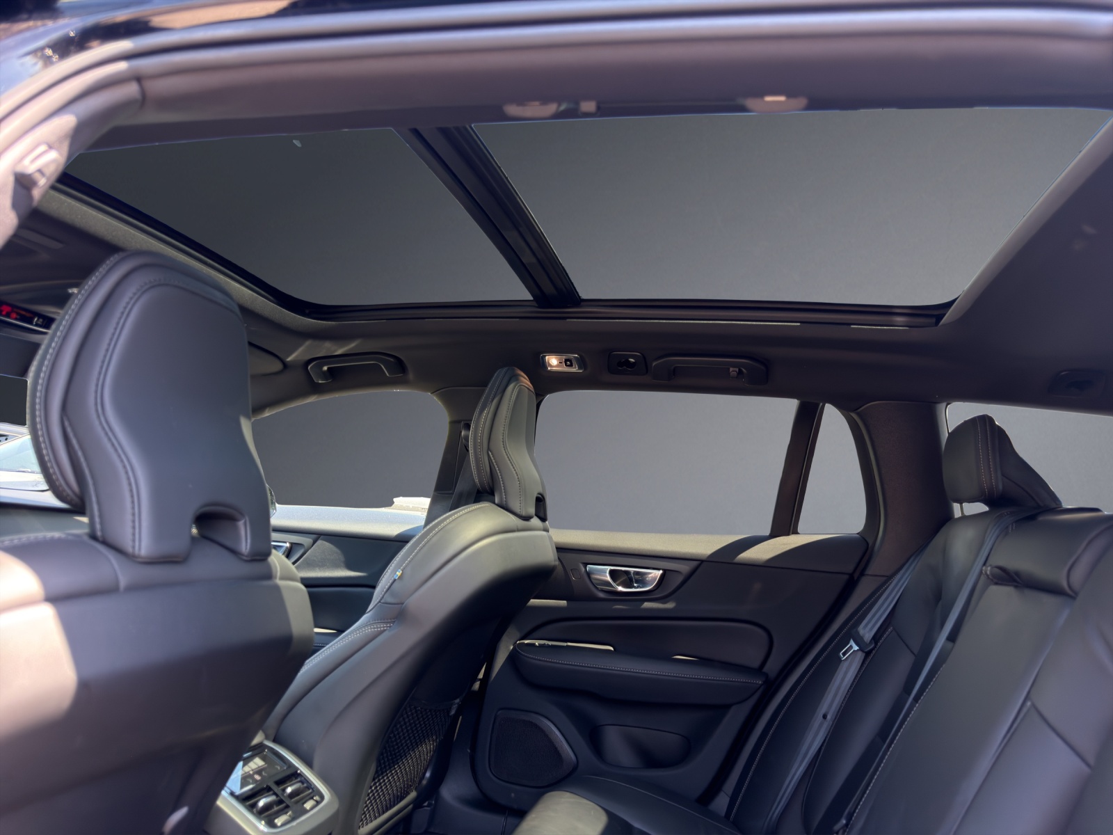 VOLVO V60 B4 Diesel Mild Hybrid R-Design Geartronic-image-7