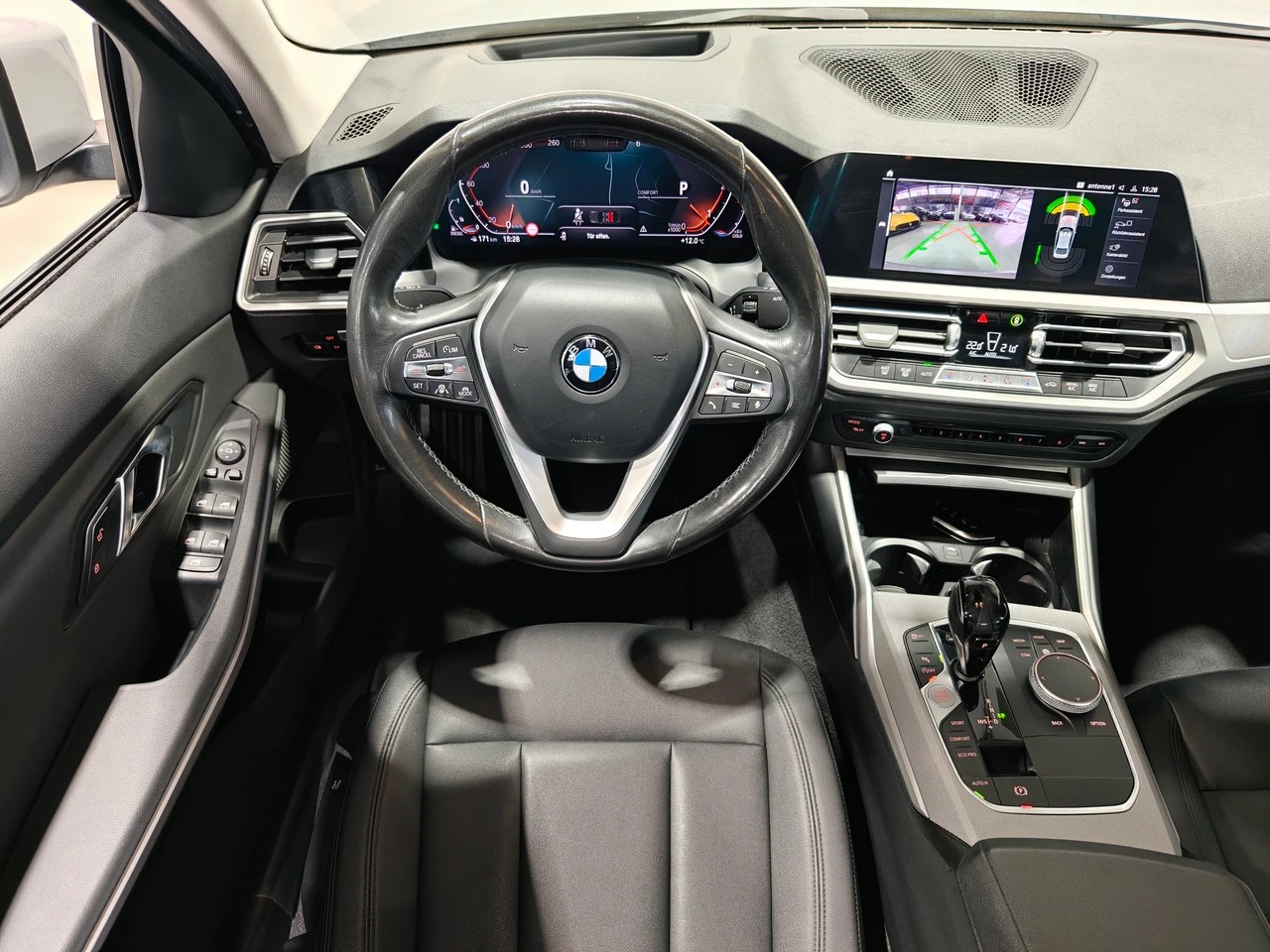 BMW 320d xDrive CH FAHRZEUG-image-10
