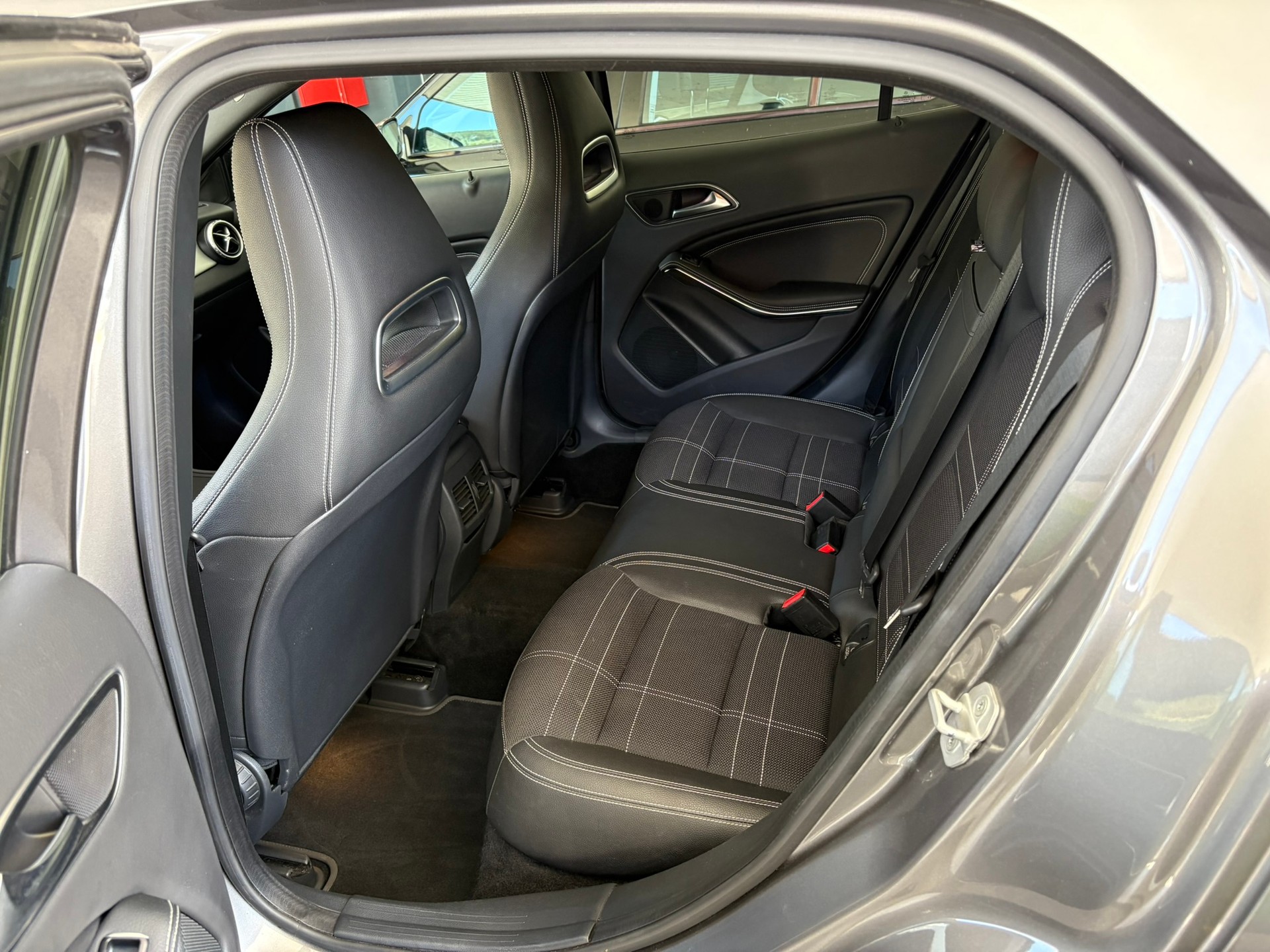 MERCEDES-BENZ GLA 200 CDI Swiss Edition 4 Matic-image-15