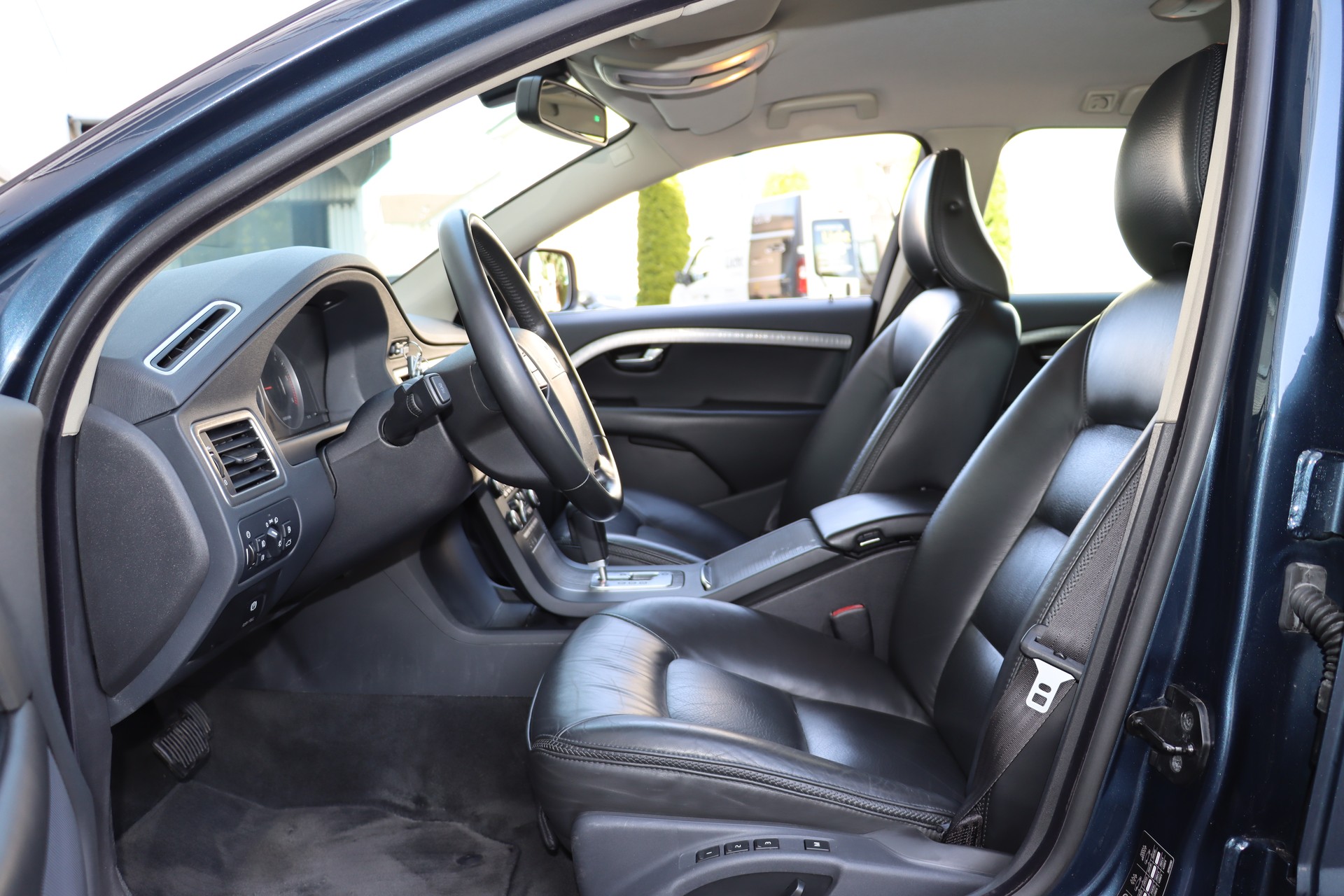 VOLVO XC70 D5 AWD Summum Geartronic-image-4