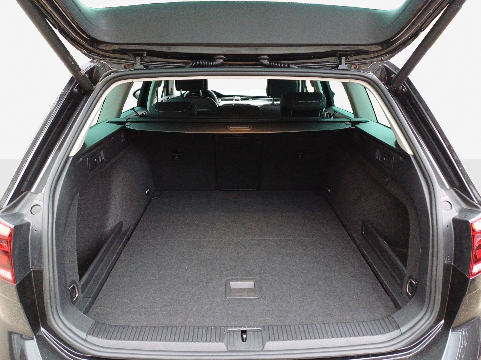 VW Passat 2.0 TDI BMT Elegance 4Motion DSG-image-9