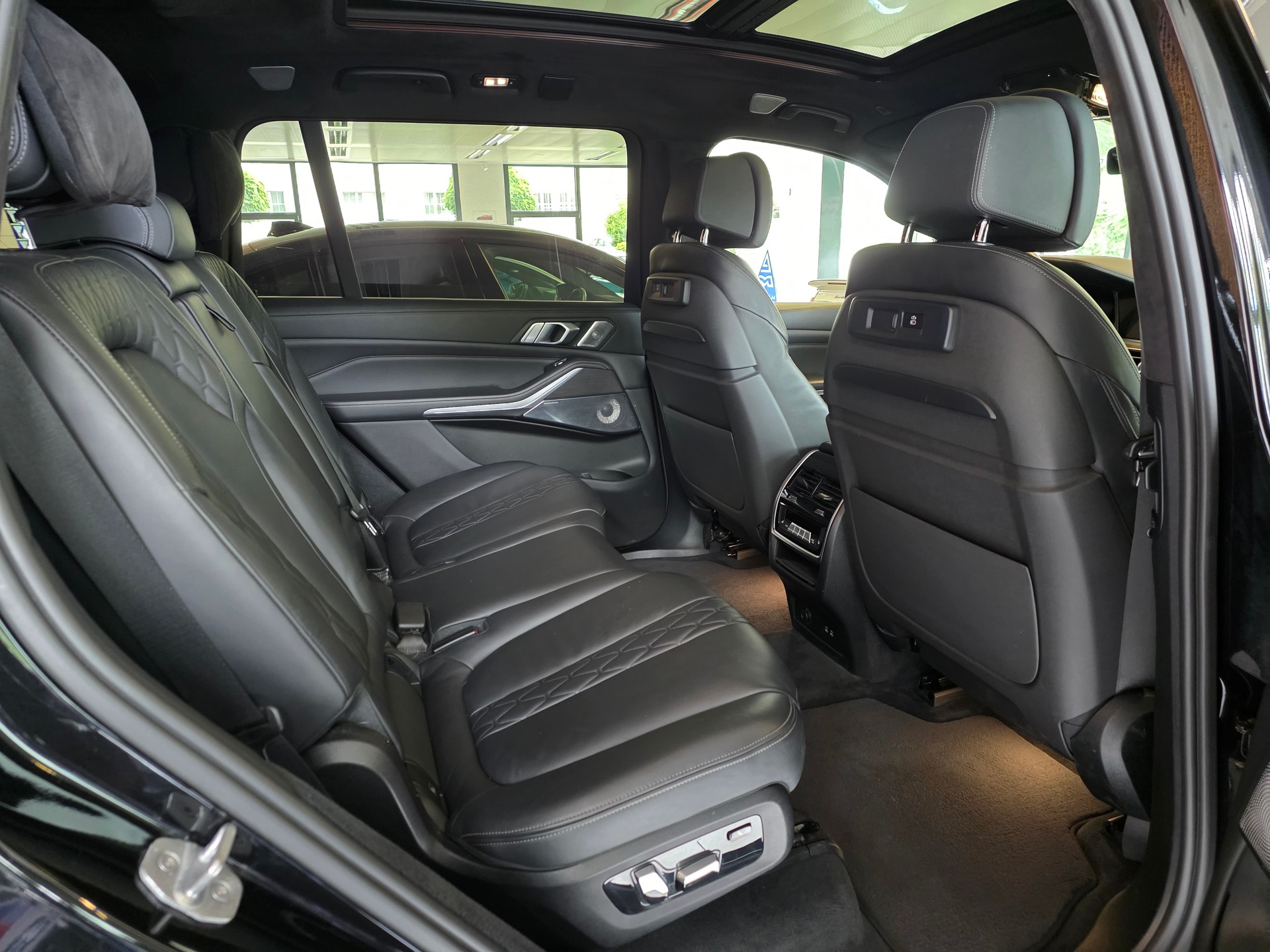 BMW X7 M50i-image-11