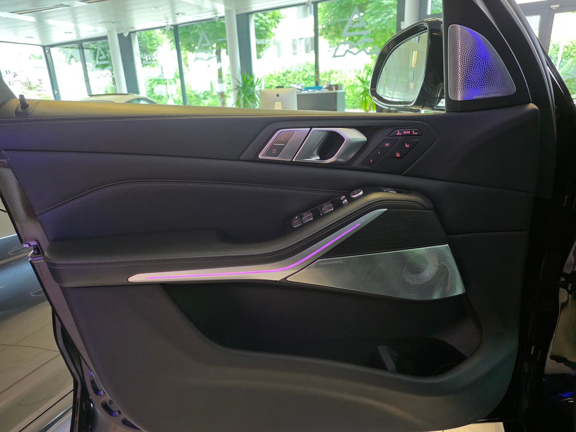 BMW X7 M50i-image-5