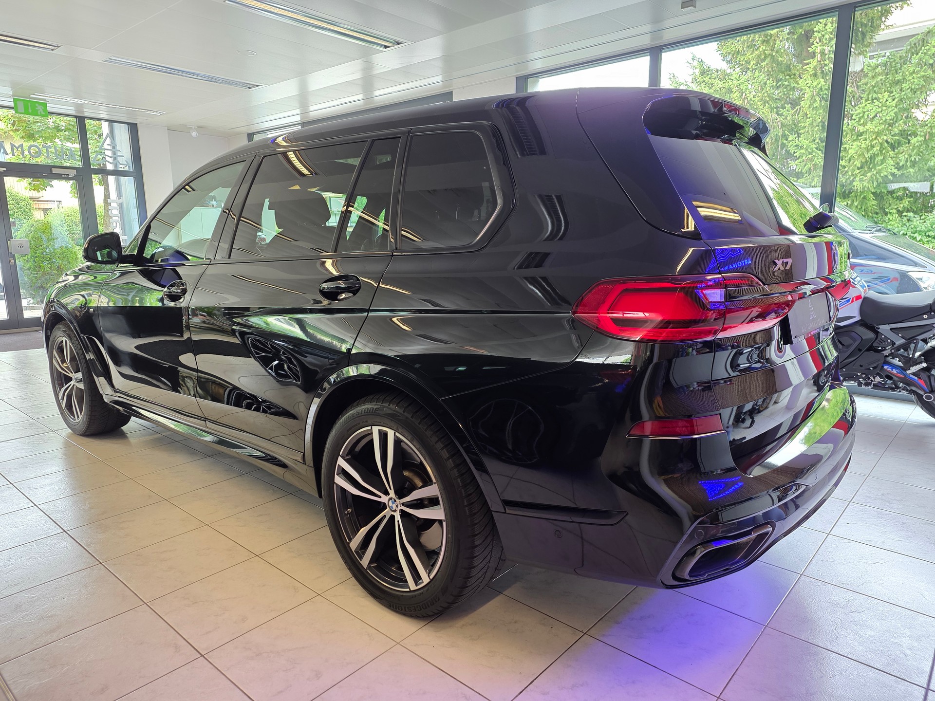BMW X7 M50i-image-12