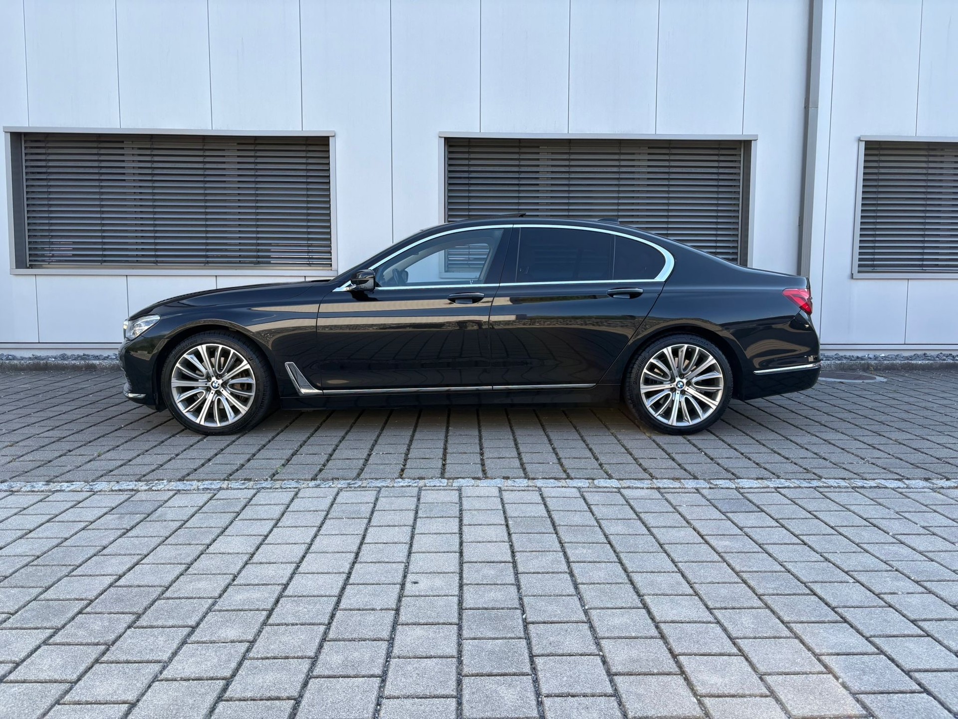 BMW 740d xDrive Steptronic-image-15