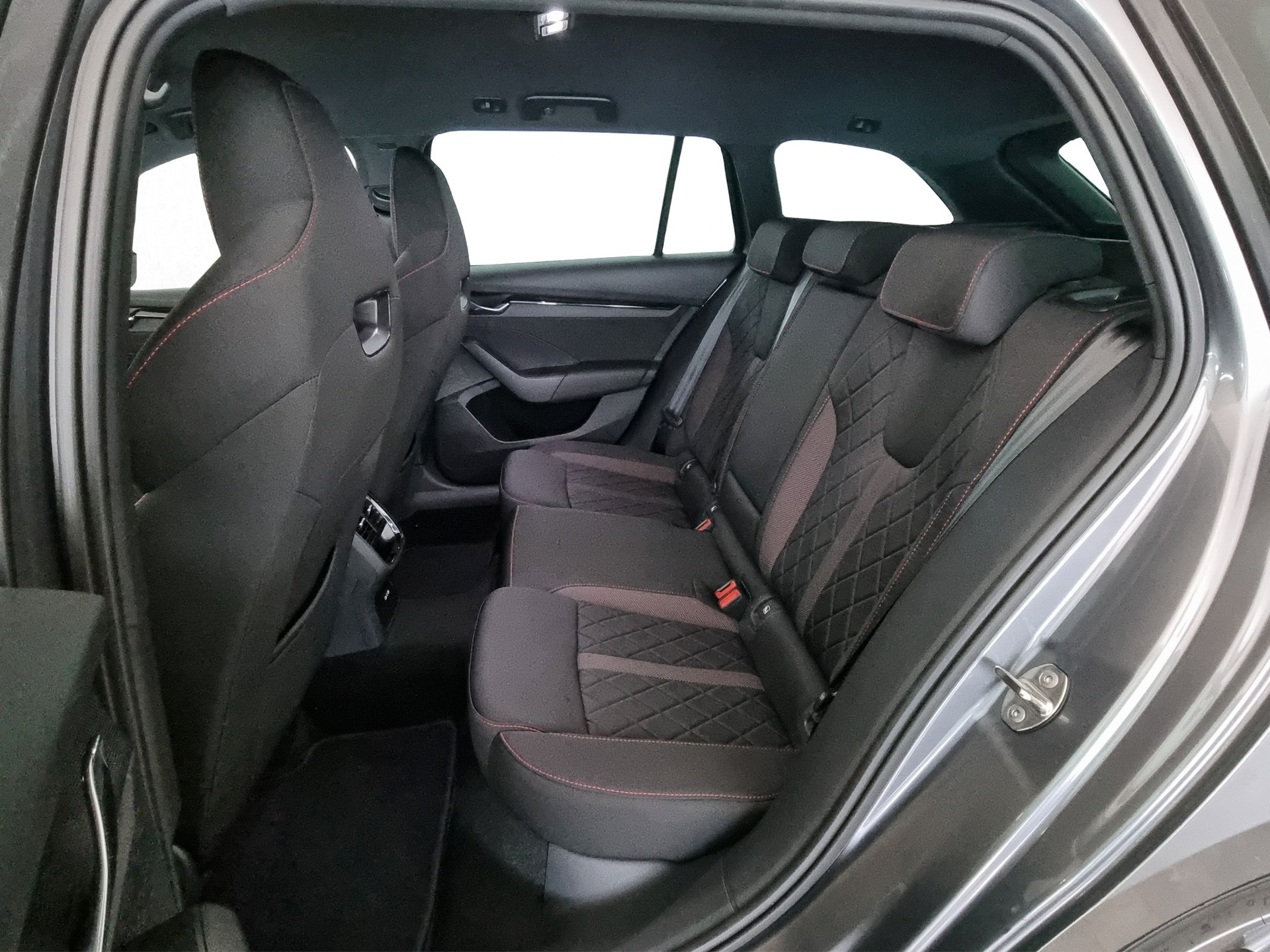 SKODA Octavia Combi 2.0 TSI DSG RS-image-6