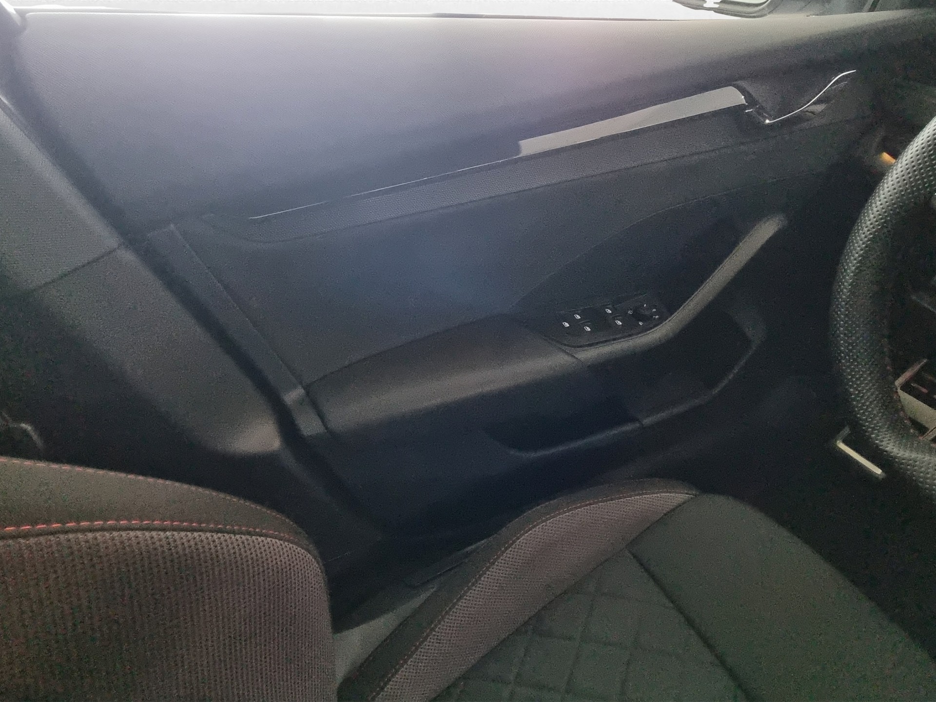 SKODA Octavia Combi 2.0 TSI DSG RS-image-11