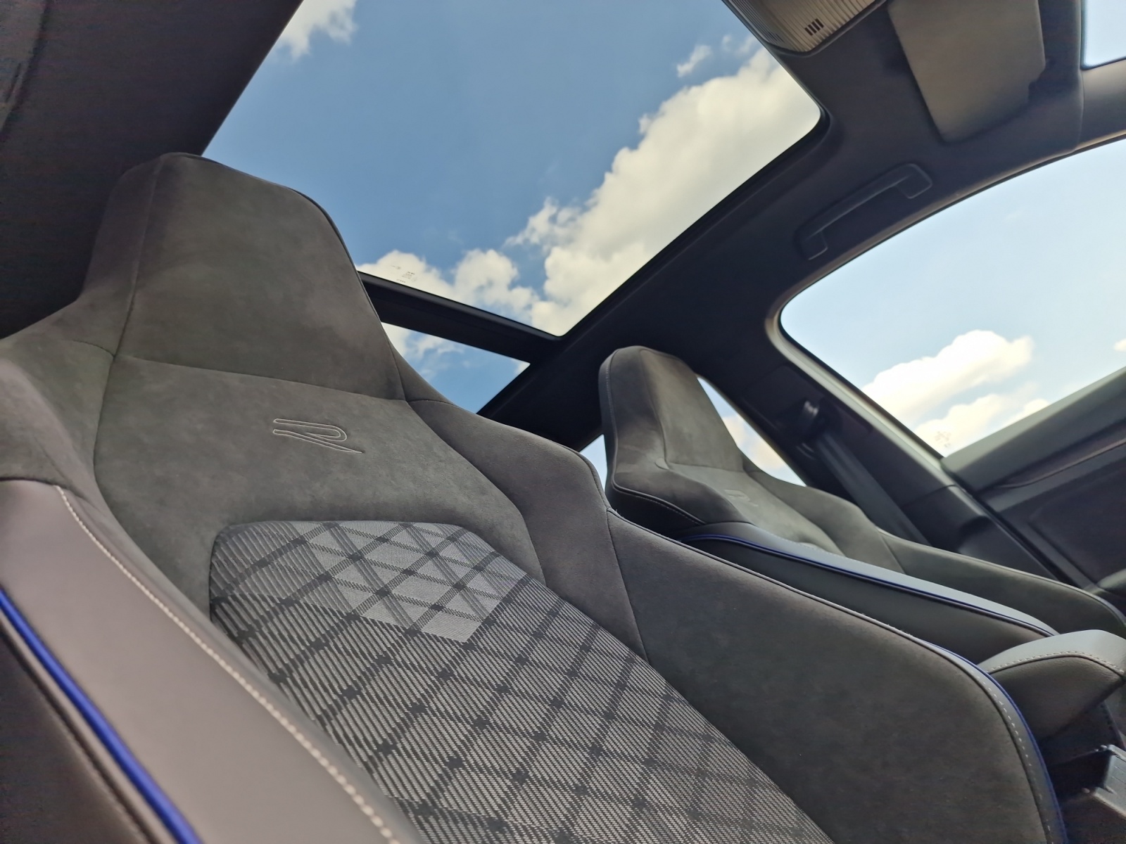 VW Golf Variant 1.5 eTSI R-Line DSG Panorama AHK-image-20