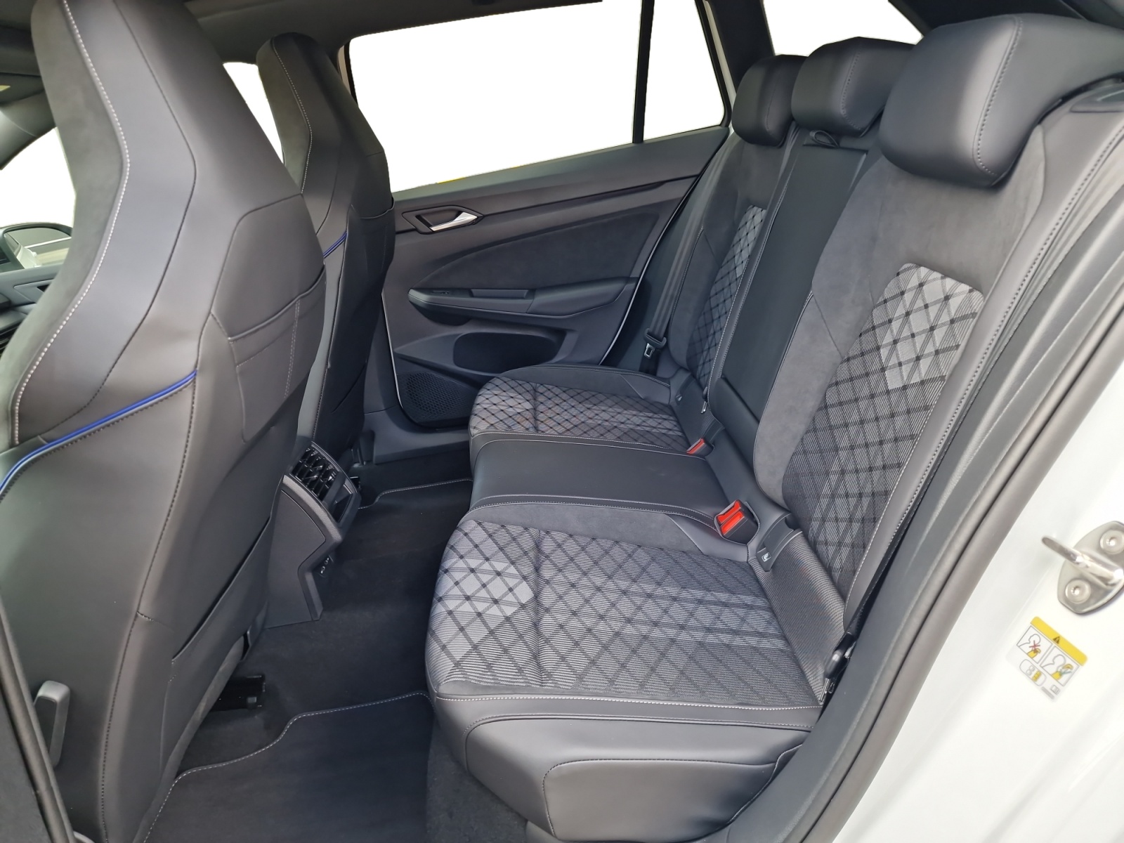VW Golf Variant 1.5 eTSI R-Line DSG Panorama AHK-image-19