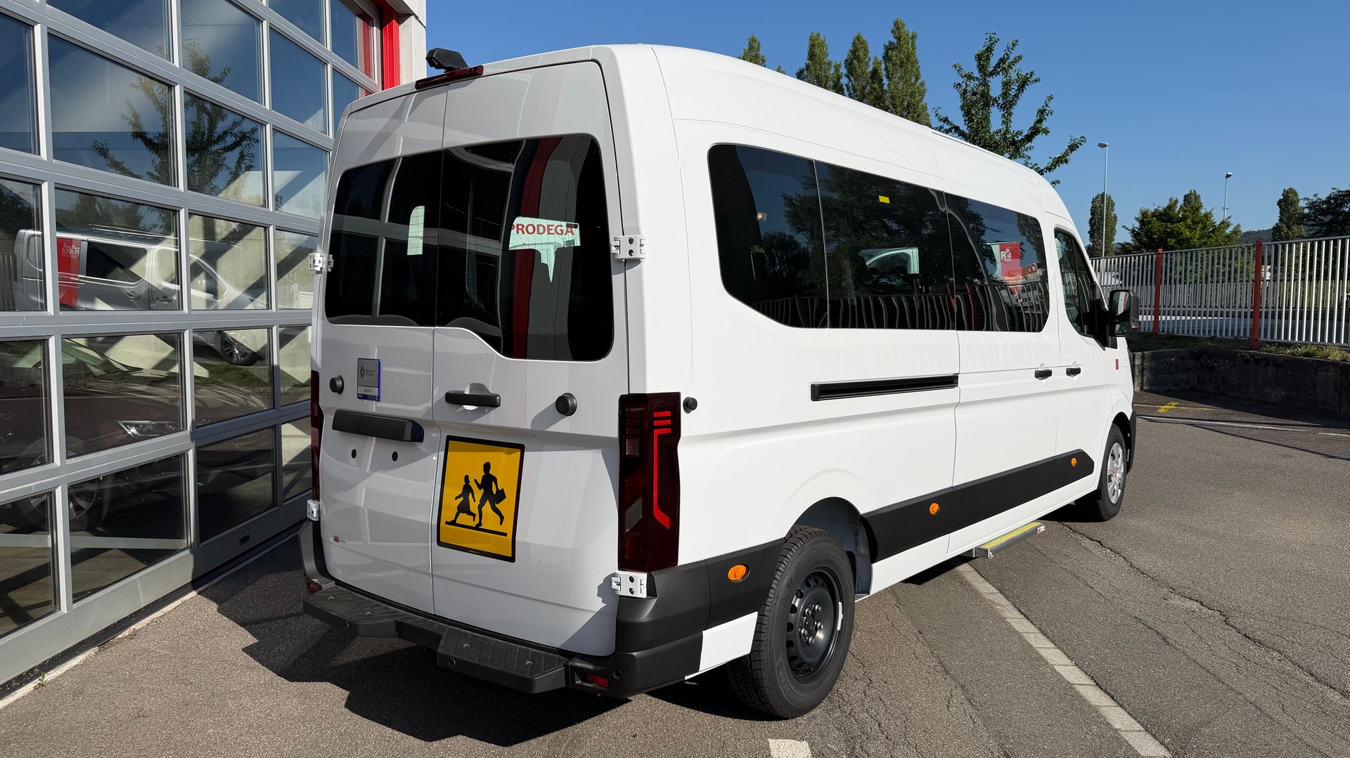 RENAULT E-Tech Master Schulbus 22 Plätze-image-1