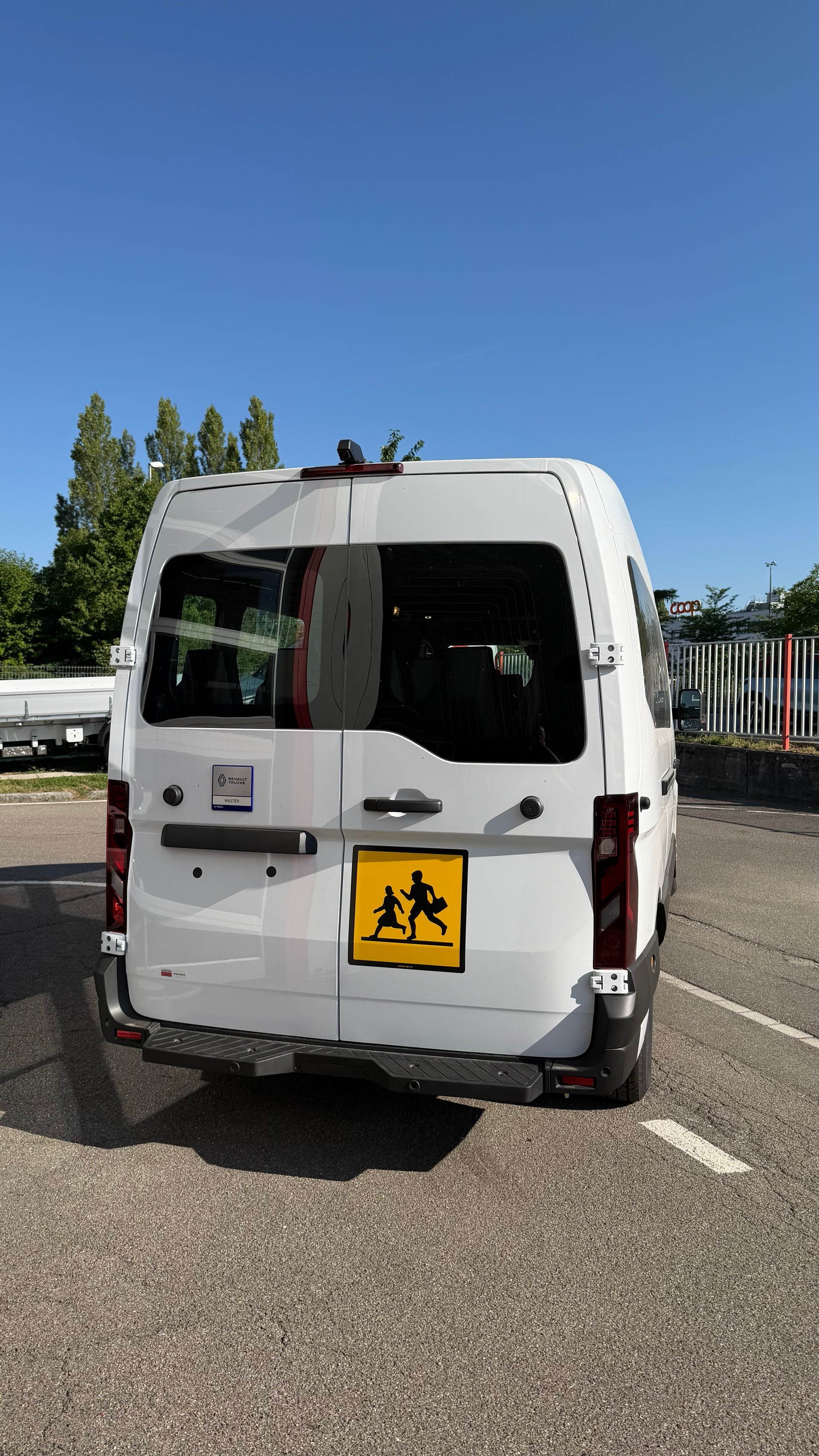 RENAULT E-Tech Master Schulbus 22 Plätze-image-2