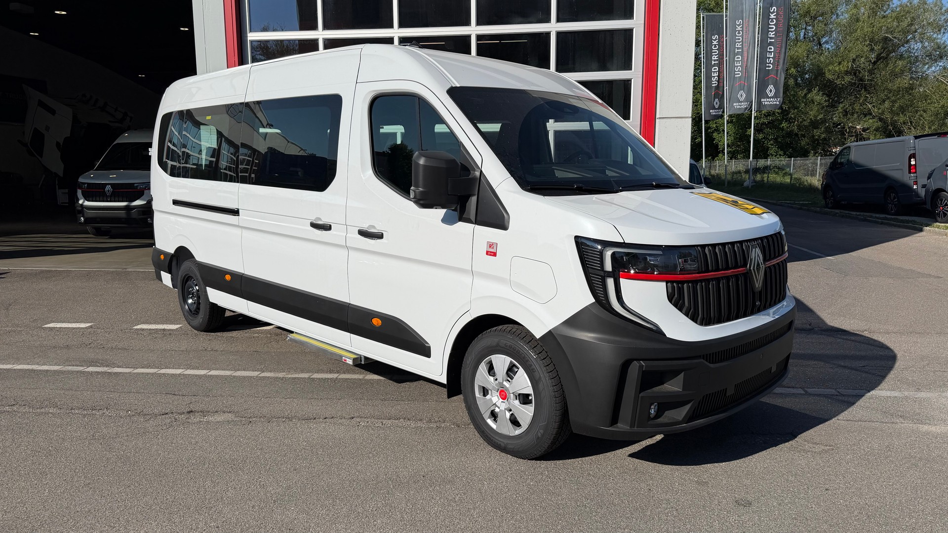 RENAULT E-Tech Master Schulbus 22 Plätze-image-0