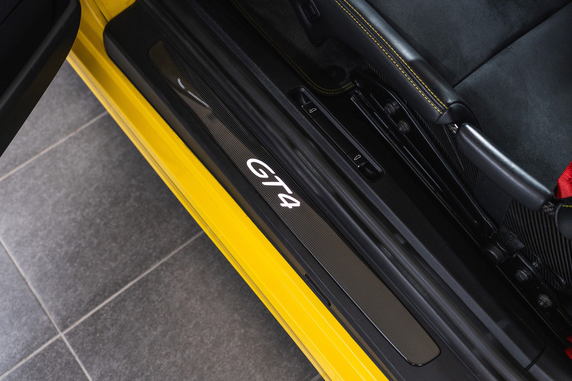 PORSCHE Cayman GT4-image-19