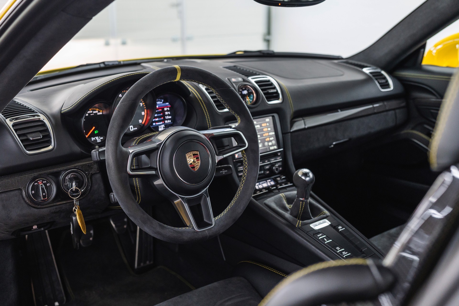 PORSCHE Cayman GT4-image-11