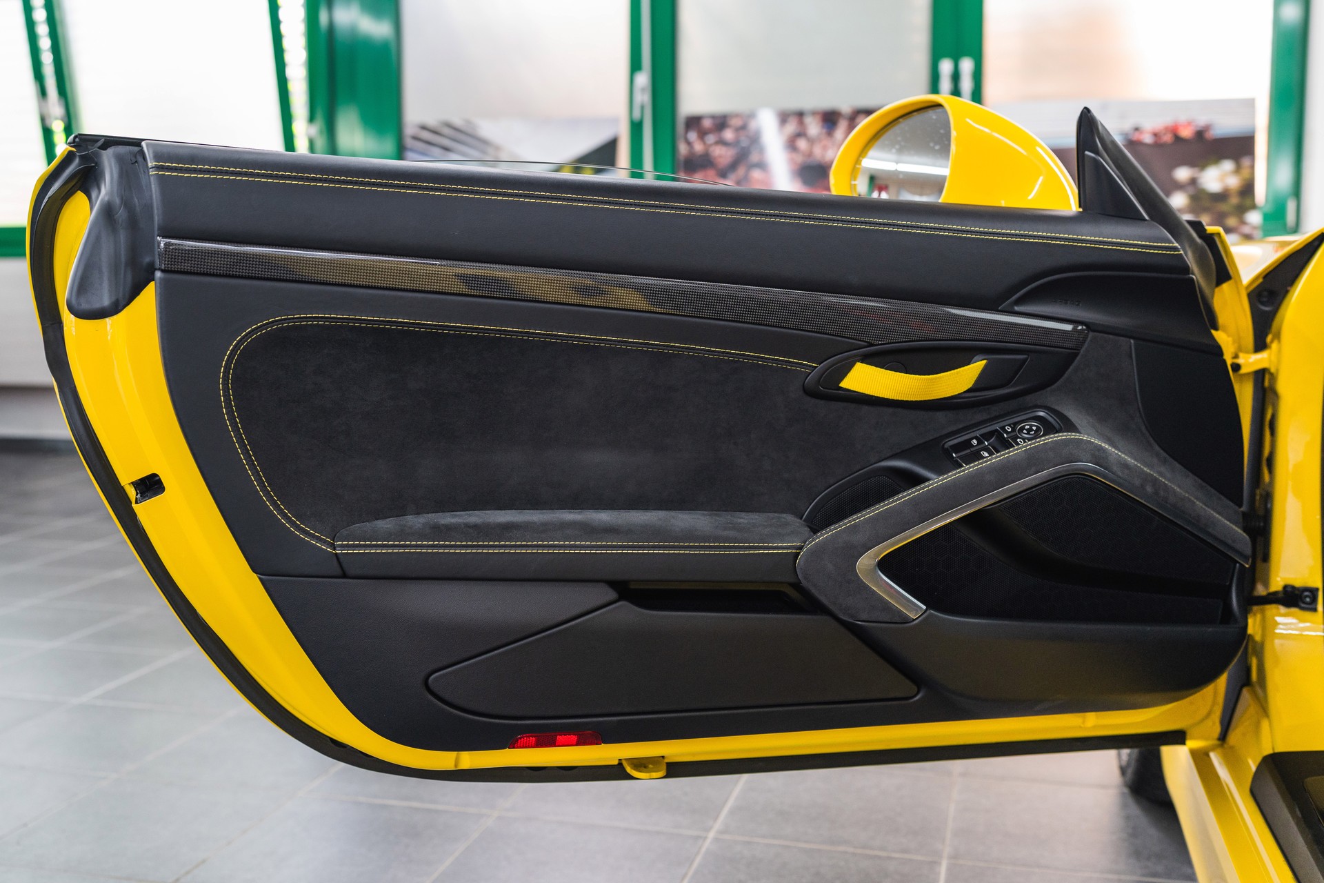 PORSCHE Cayman GT4-image-18