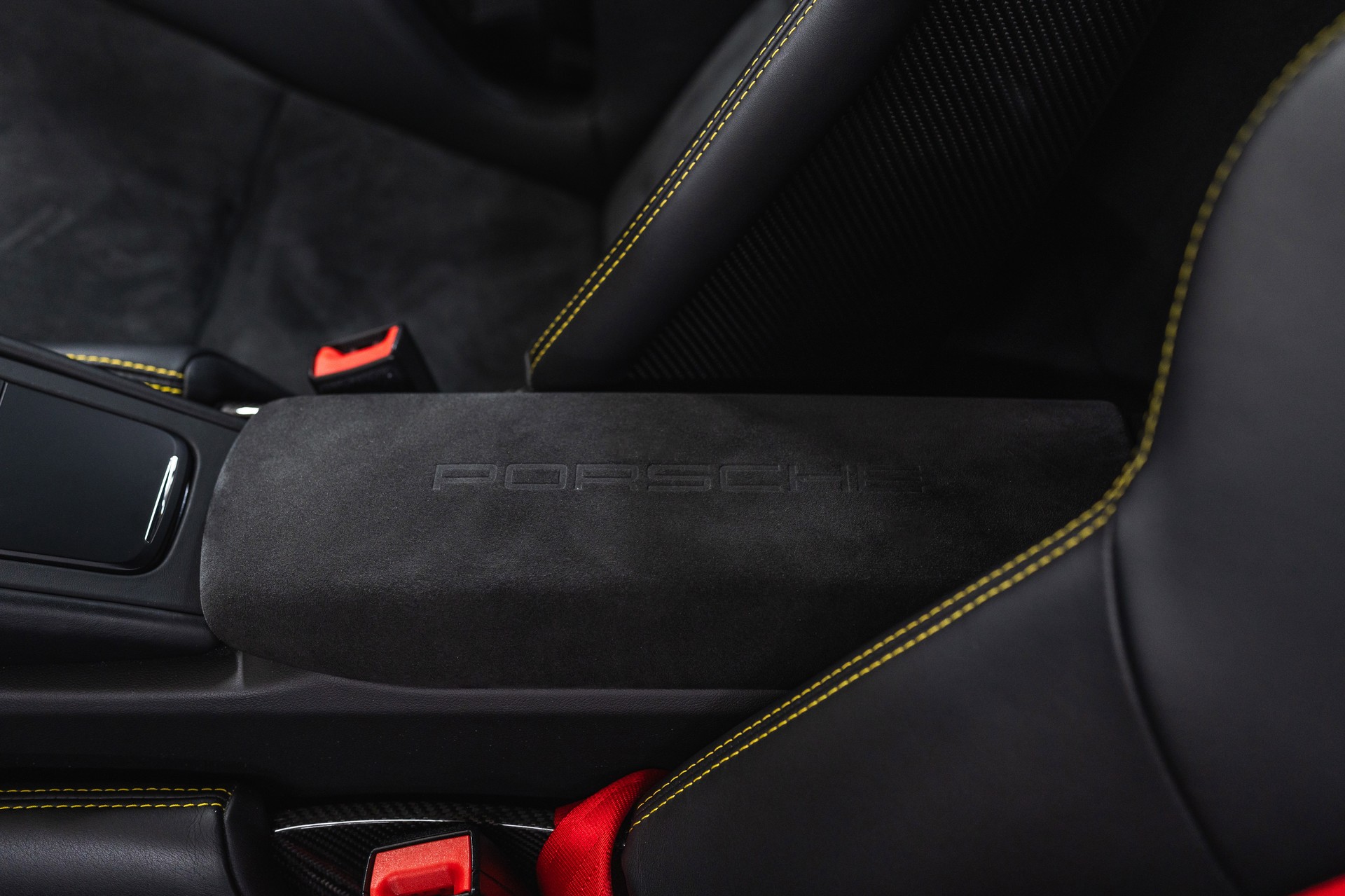 PORSCHE Cayman GT4-image-15