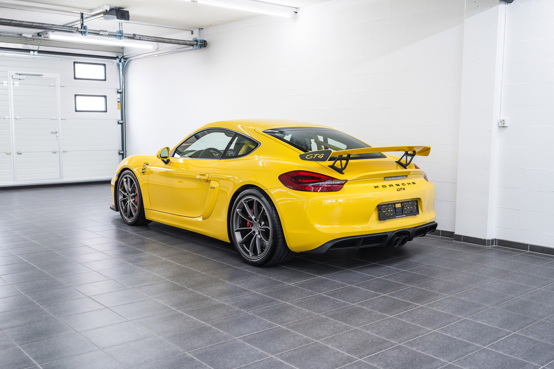 PORSCHE Cayman GT4-image-4