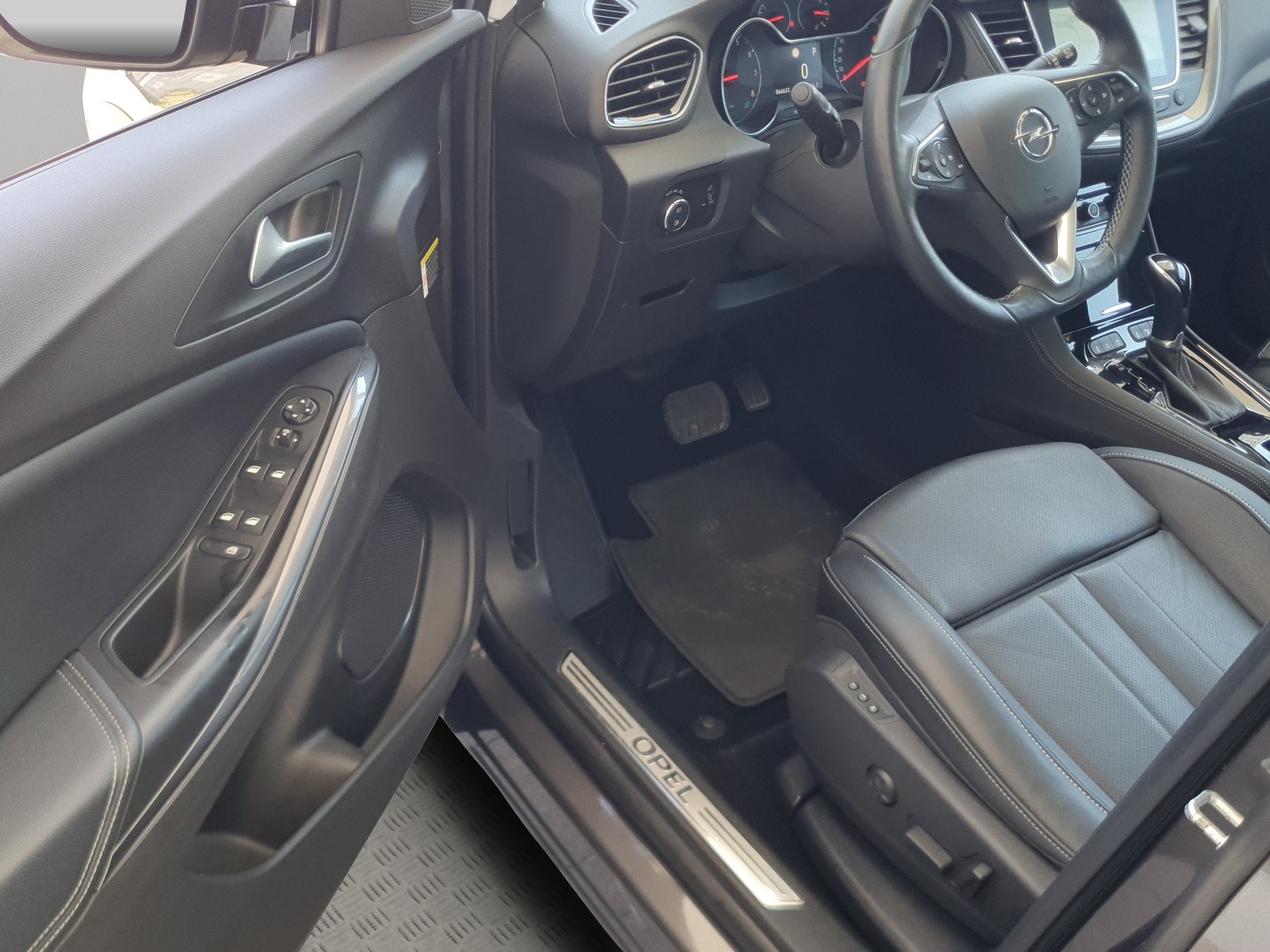 OPEL Grandland X 1.6 TP Ultimate Automatik-image-8