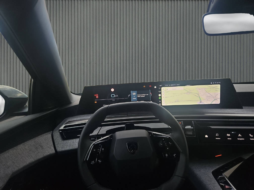 PEUGEOT 5008 1.2 mHY 145PS Allure Premium-image-13