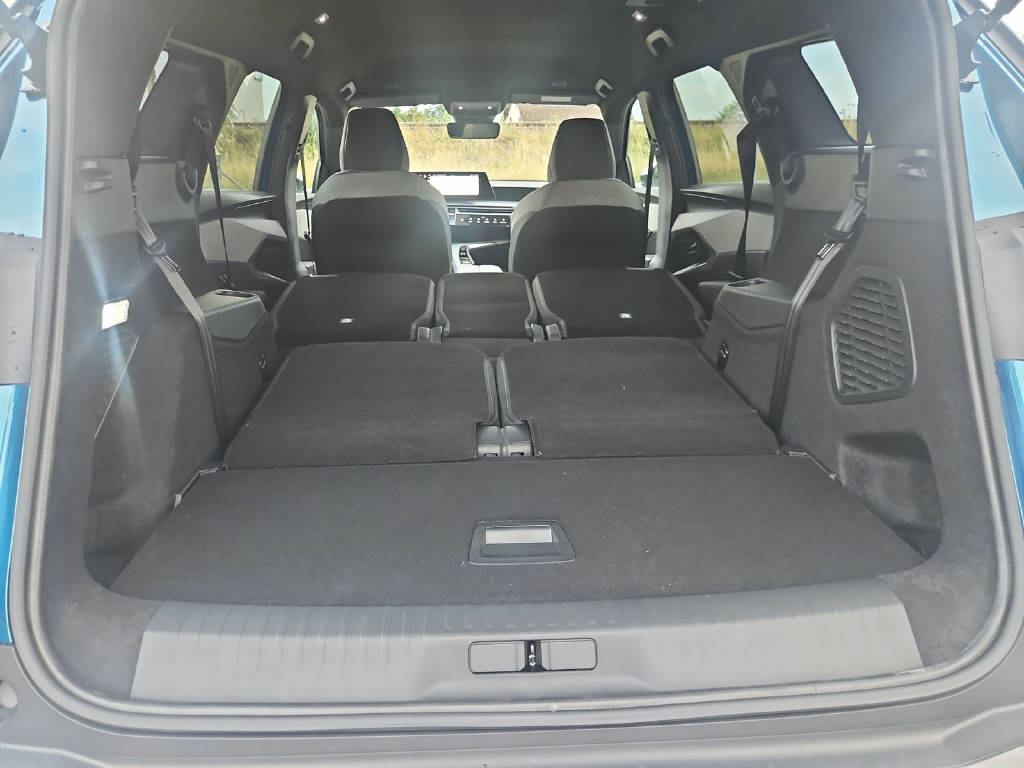 PEUGEOT 5008 1.2 mHY 145PS Allure Premium-image-15