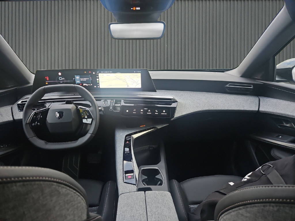 PEUGEOT 5008 1.2 mHY 145PS Allure Premium-image-11