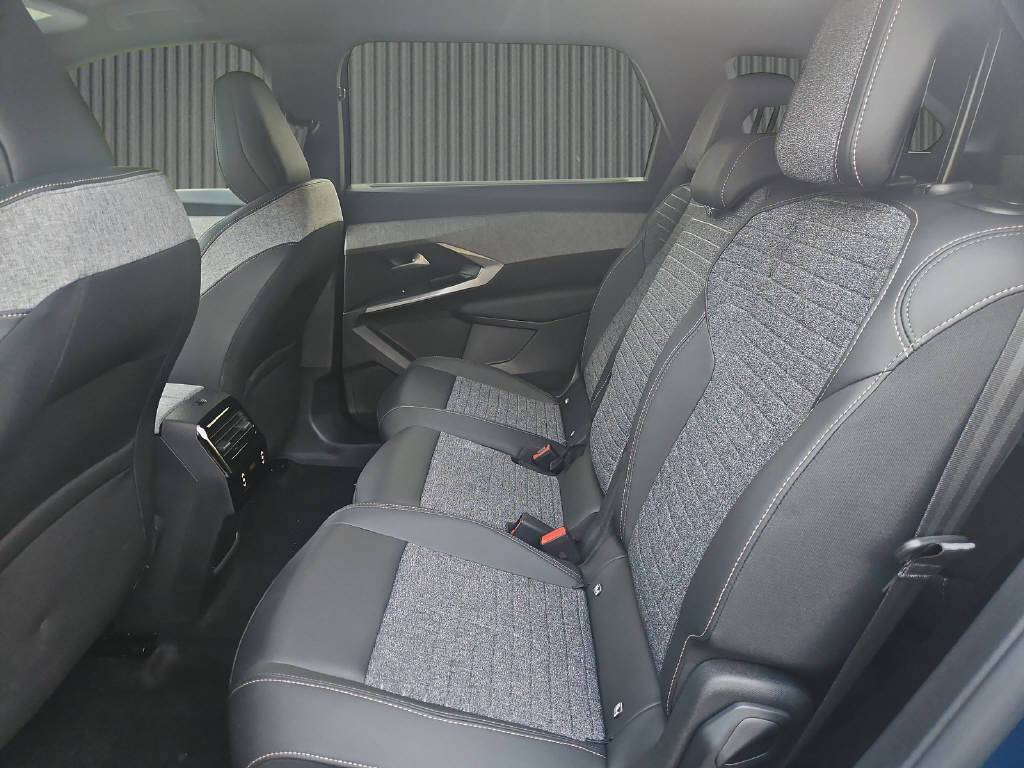 PEUGEOT 5008 1.2 mHY 145PS Allure Premium-image-9