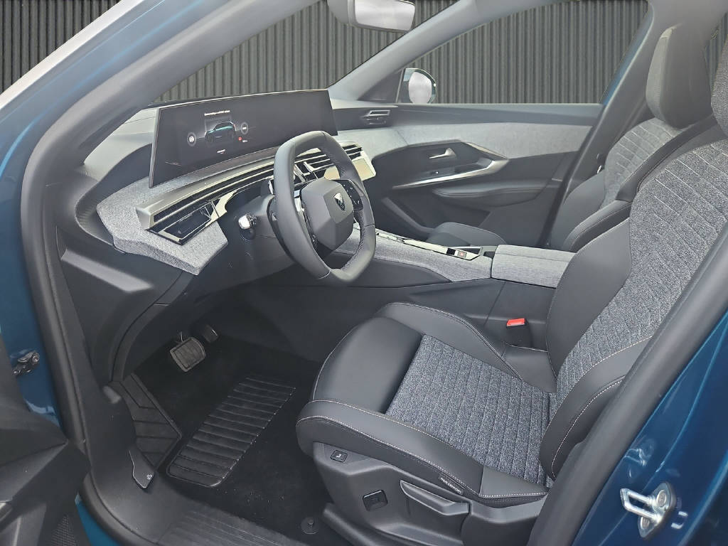 PEUGEOT 5008 1.2 mHY 145PS Allure Premium-image-8